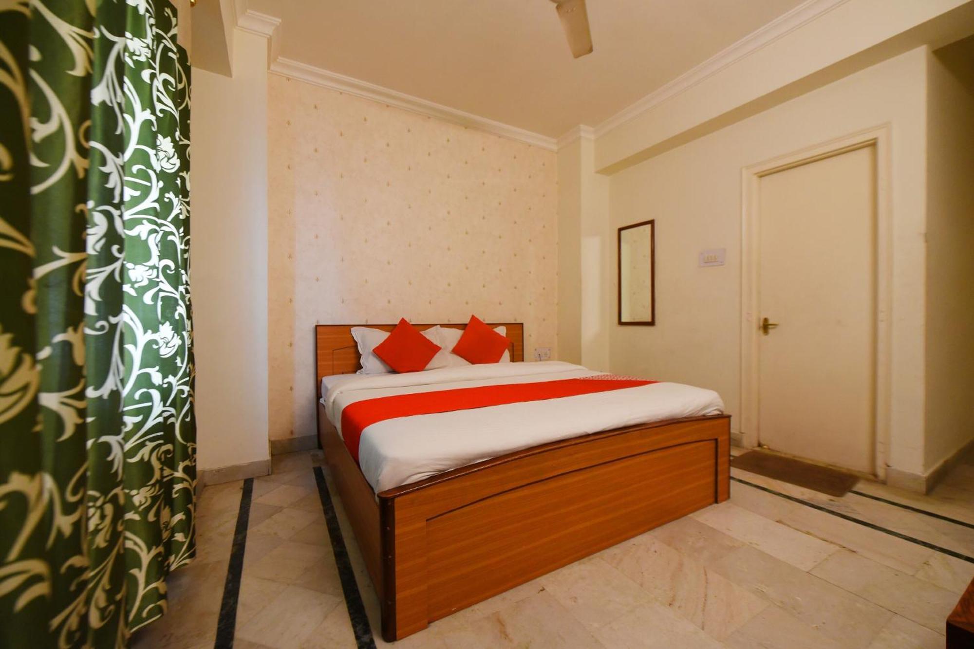 Hotel Oyo C M Regency *