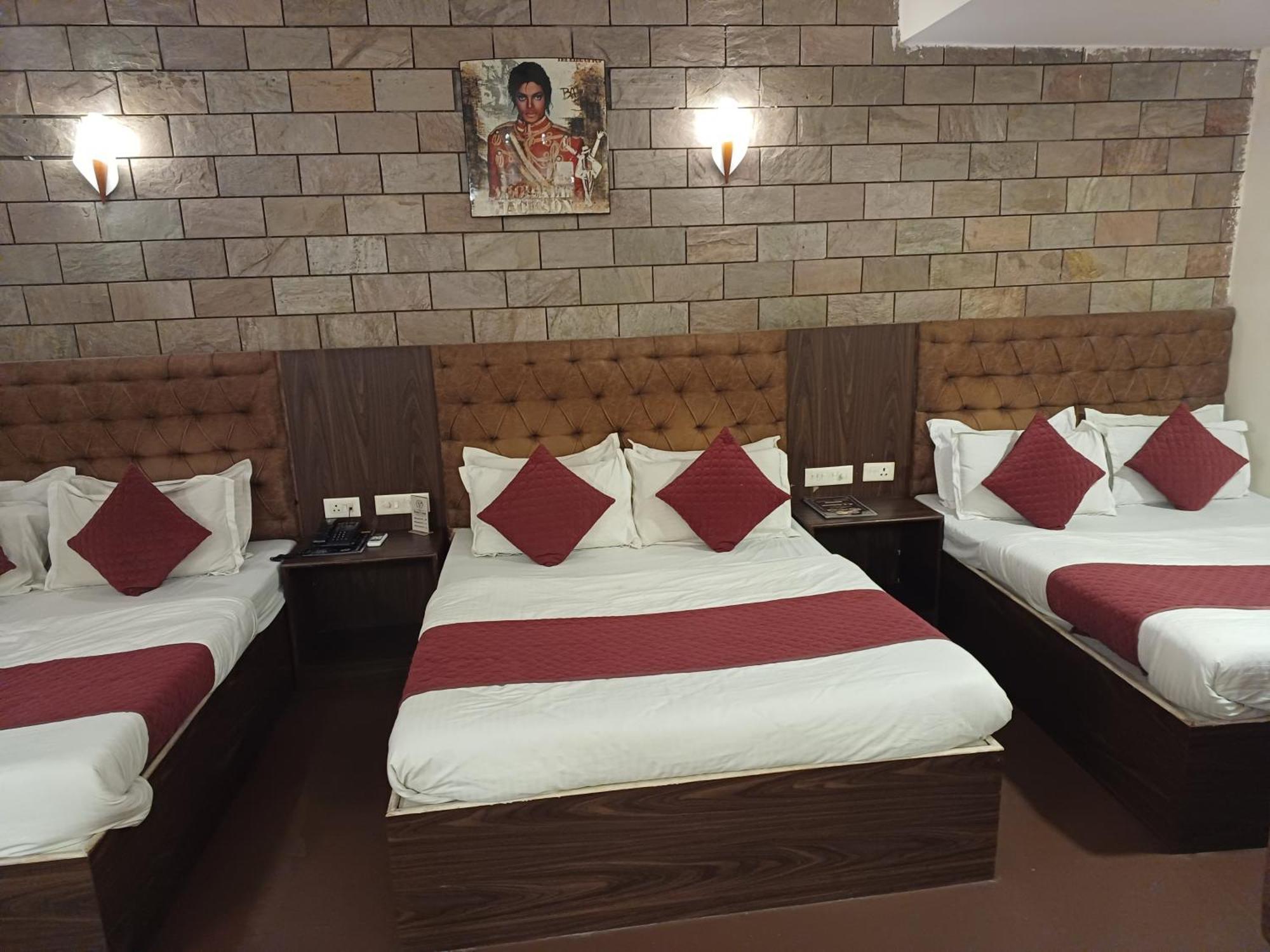 Hotel V Sindhi Camp 3*