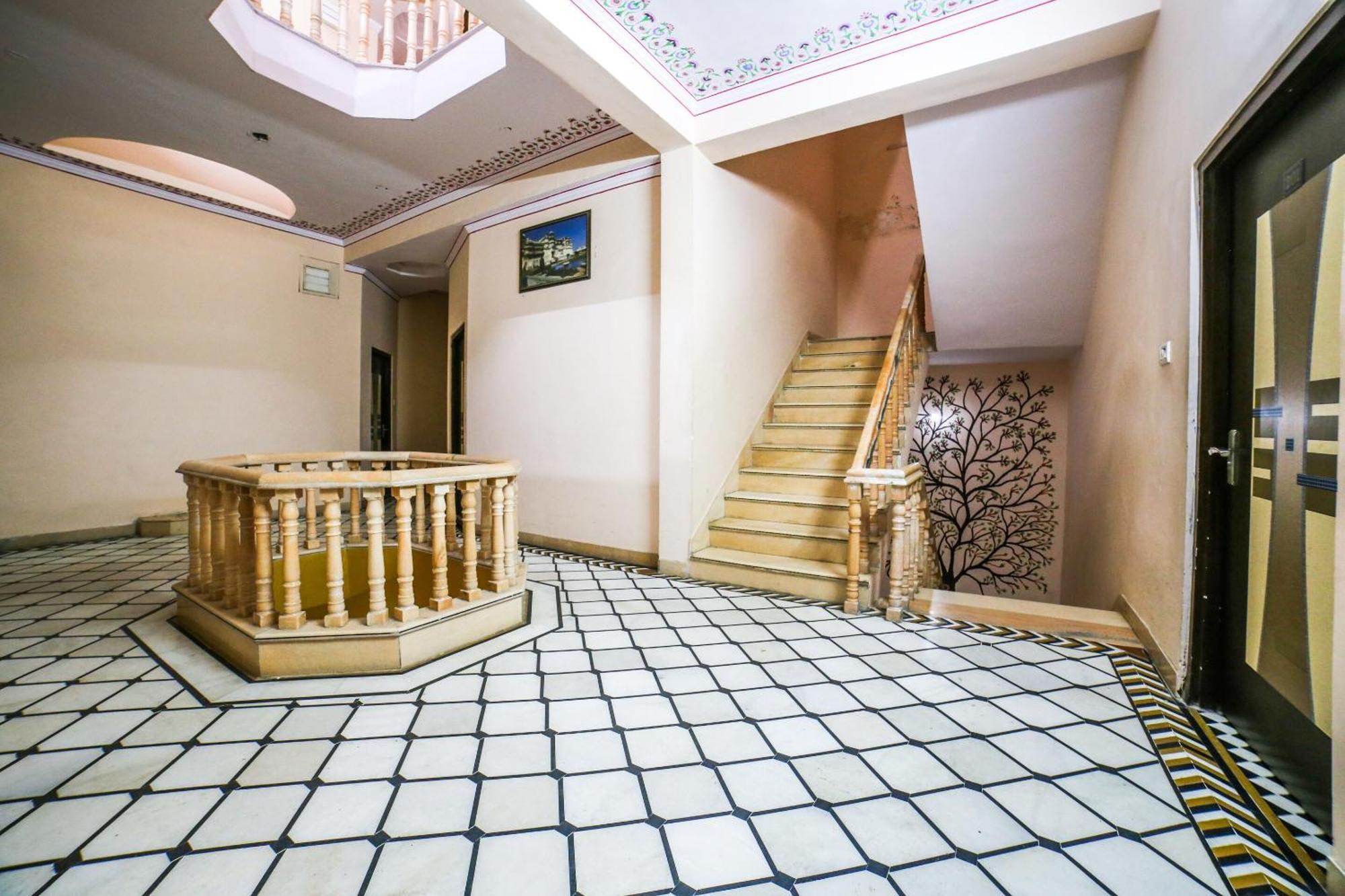 Collection O 36316 Hotel White Palace
