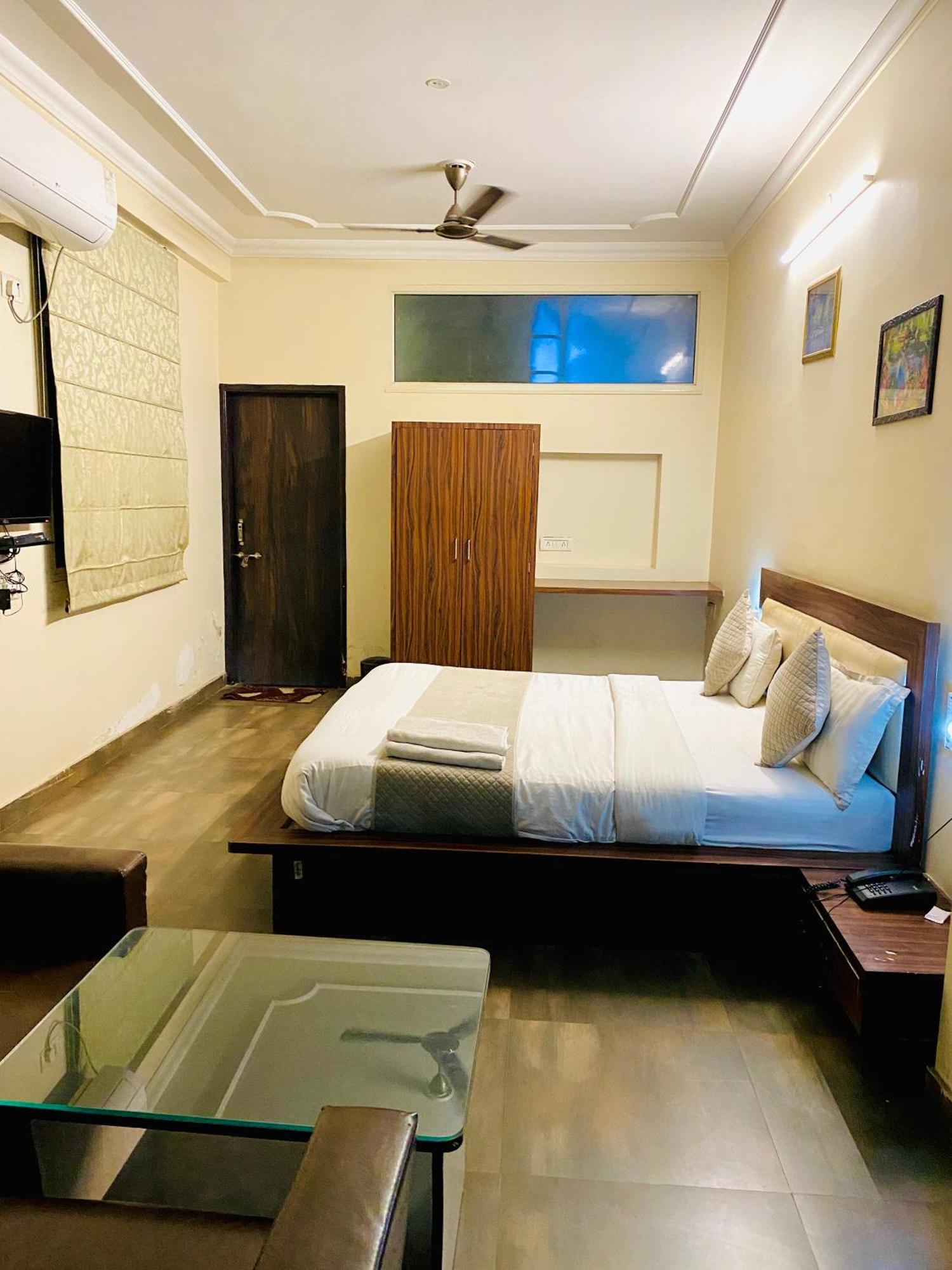 Mock Orange Hotel 3*