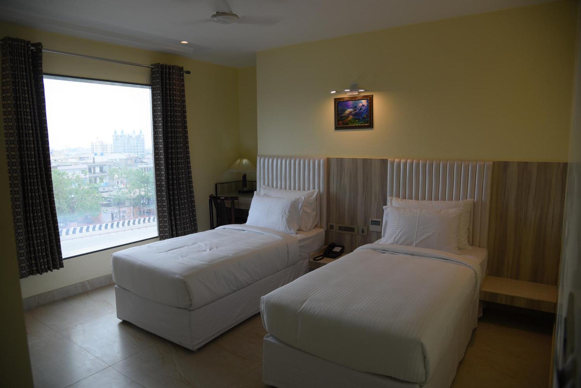 Broadway Hotel
