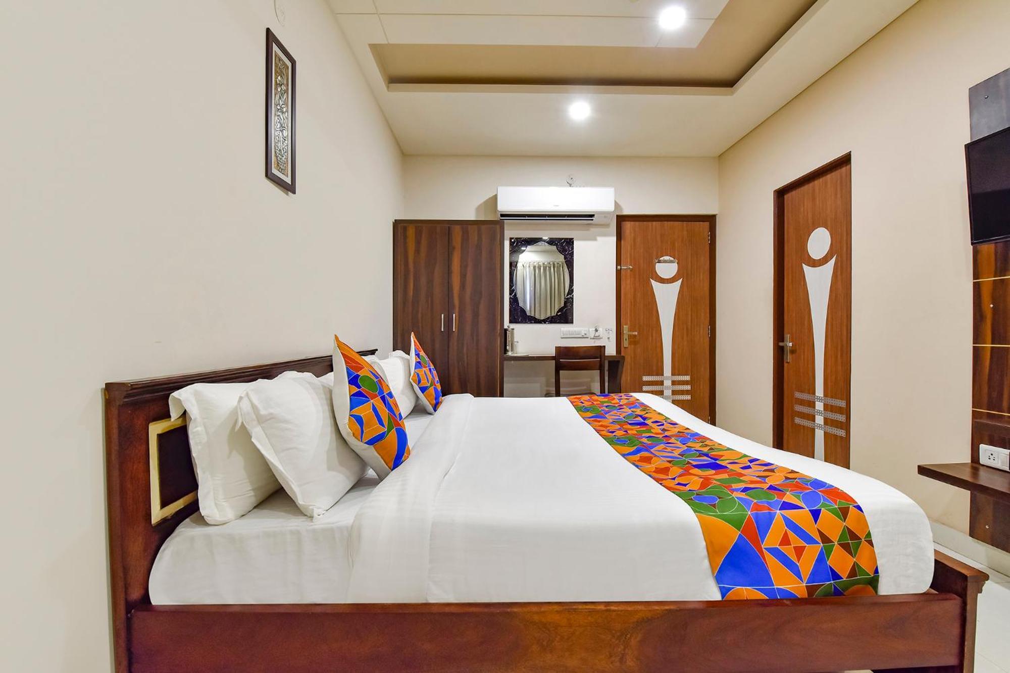 Hotel Fabhotel Gurukripa 3*