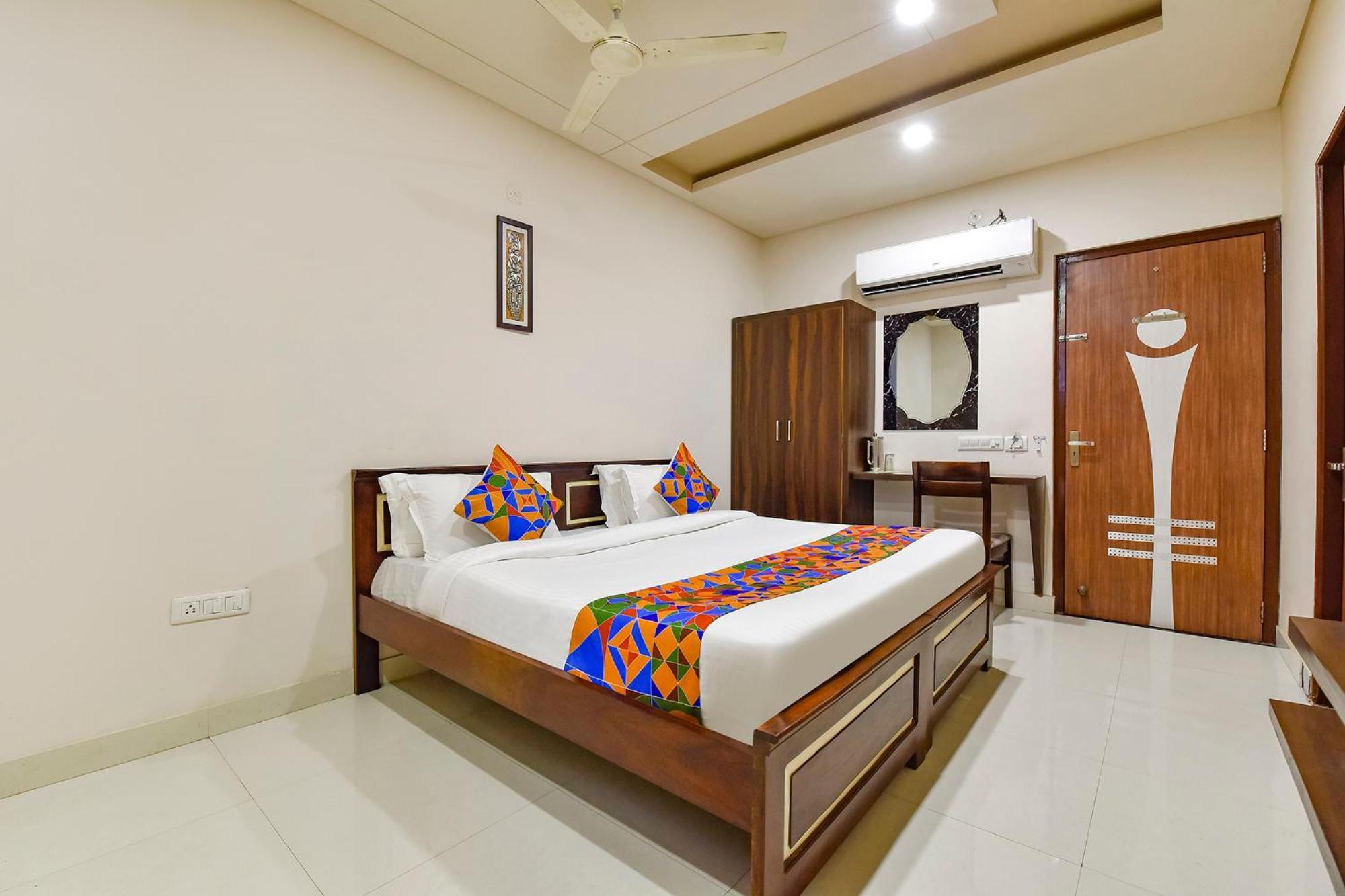 Fabhotel Gurukripa 3*