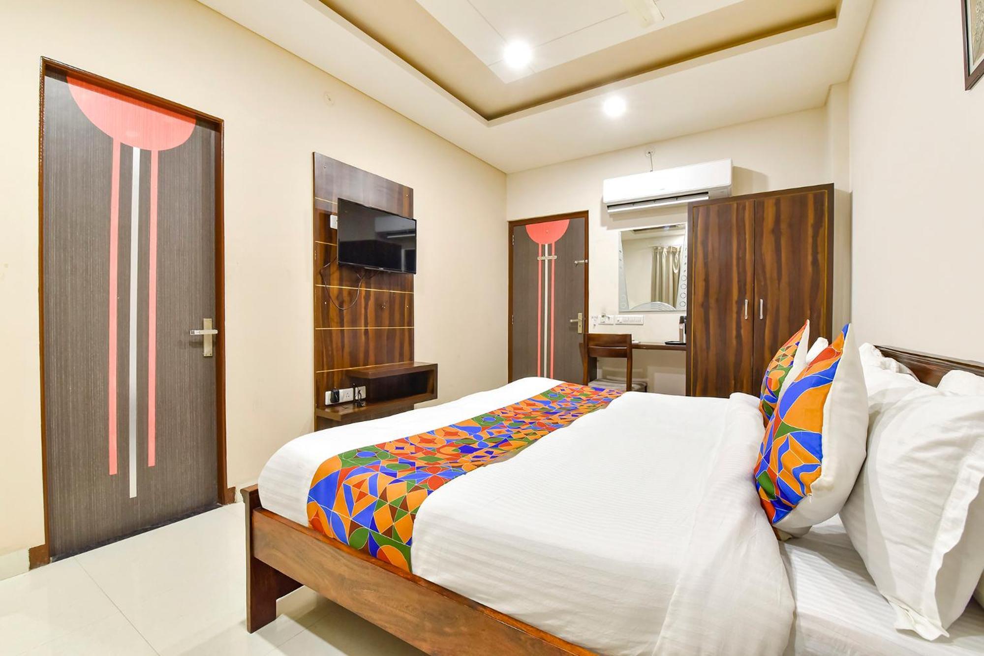 Hotel Fabhotel Gurukripa