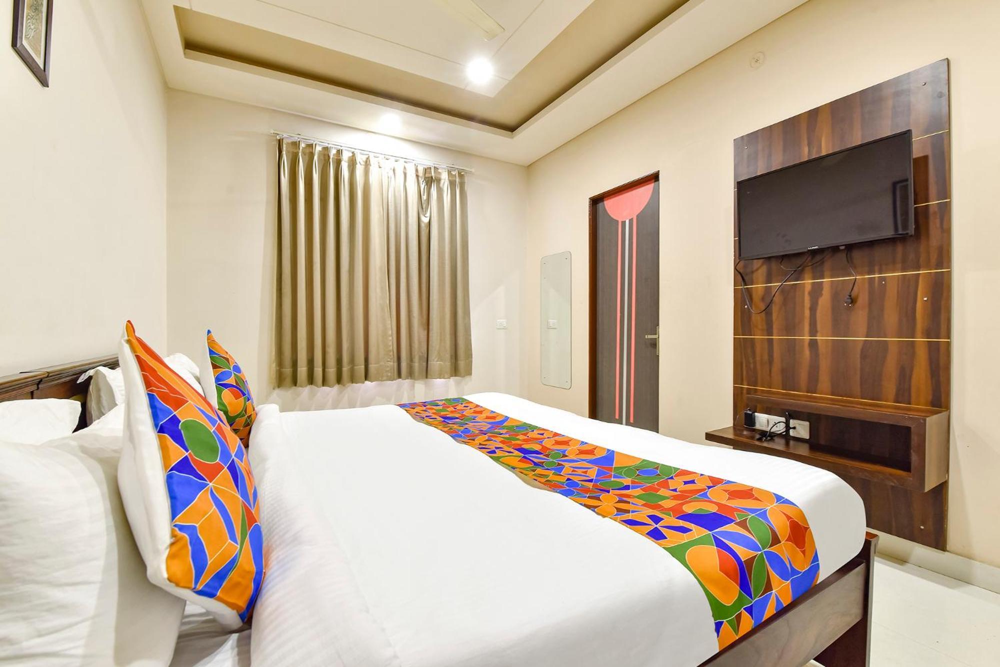 Fabhotel Gurukripa 3*