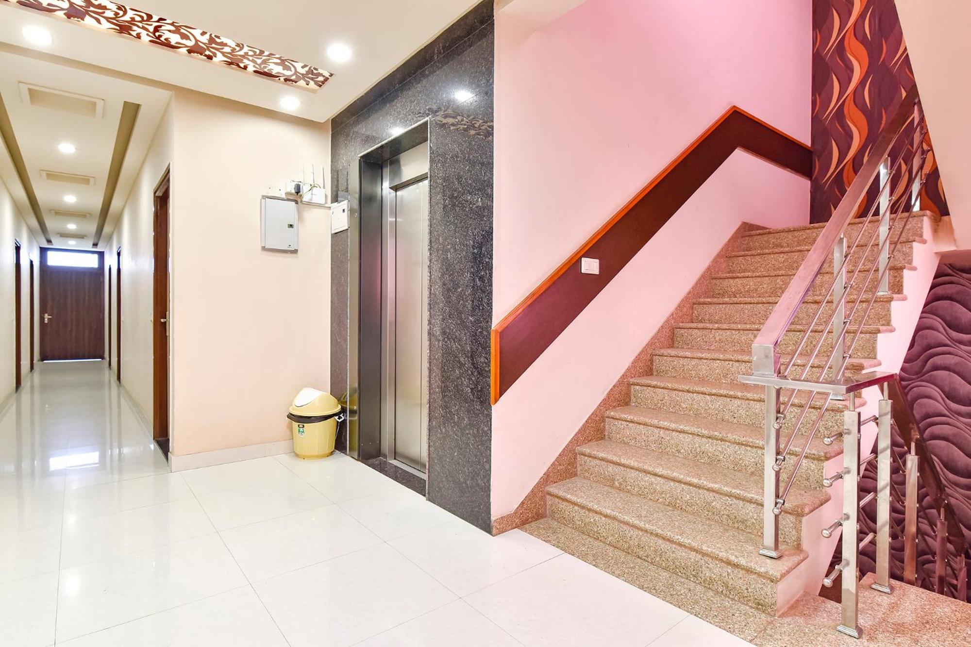 Hotel Fabhotel Gurukripa