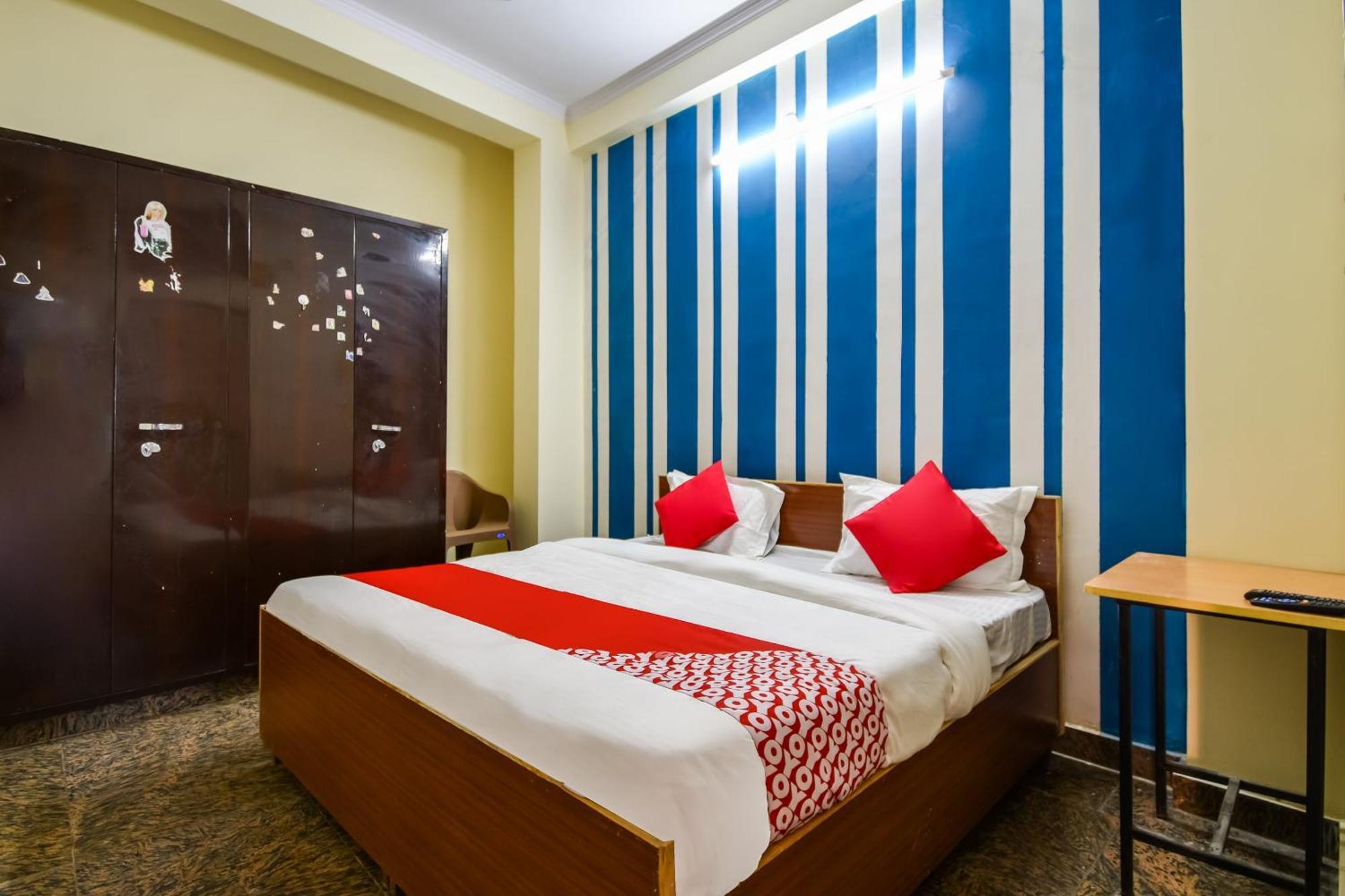 O Pragati Hotel 3*