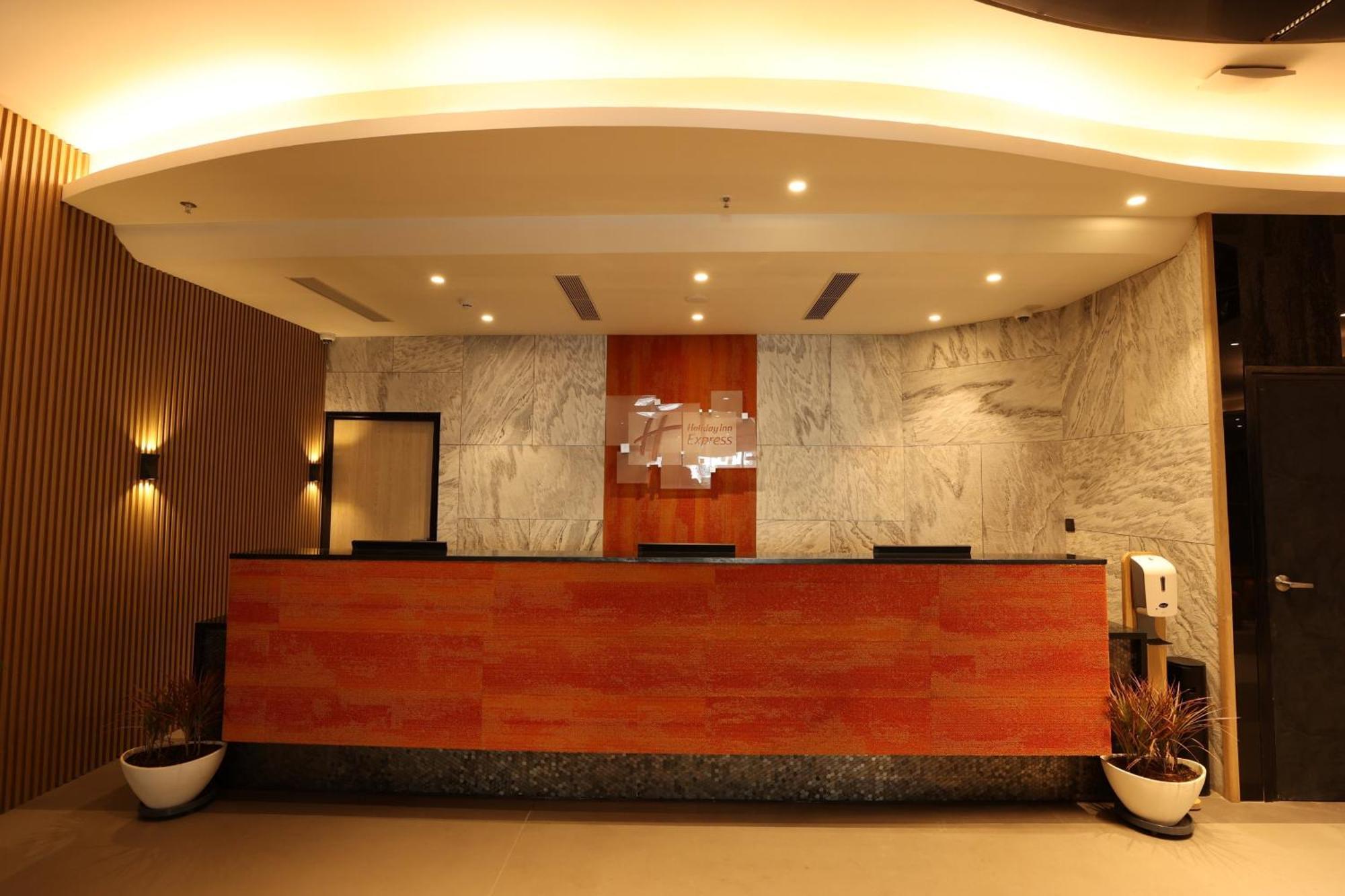 Express & Gopalpura Hotel 4*