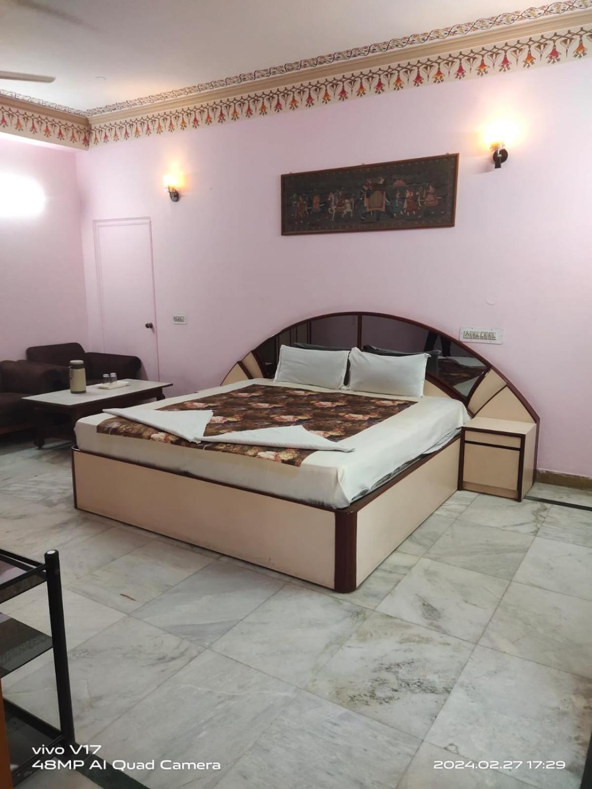 Surbhi Palace 2*