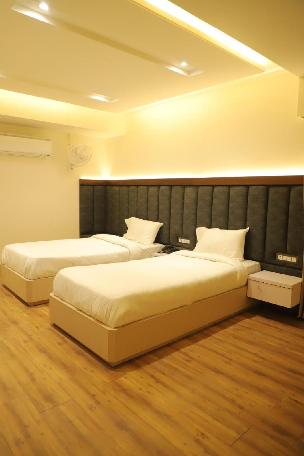 Hotel Surbhi Palace 2*