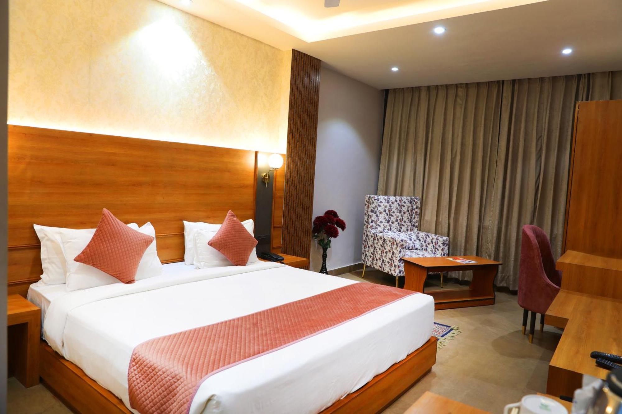 The Byke Grassfield With Outdoor Pool, Shyam Nagar, Resort