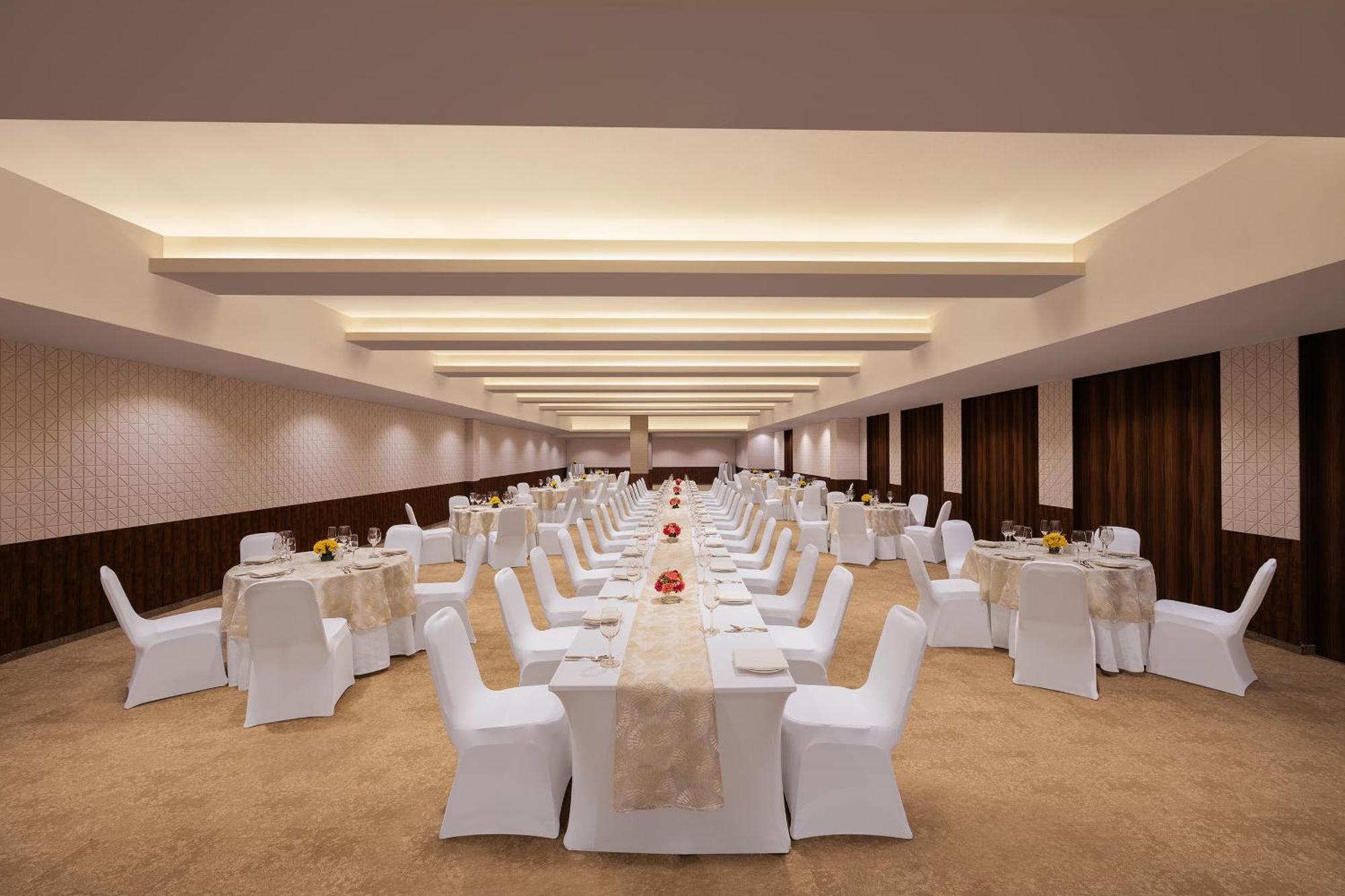 V Sarovar Portico Mi Road 4*