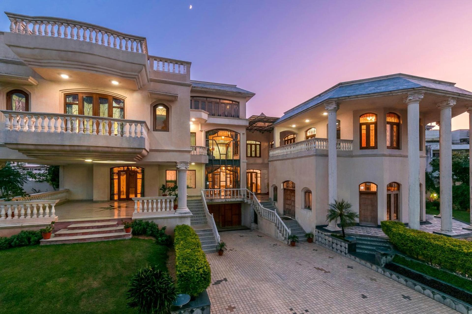 Stayvista's Krishnalaya Mansion: Luxurious Retreat With Indoor Pool & Leisure Amenities *