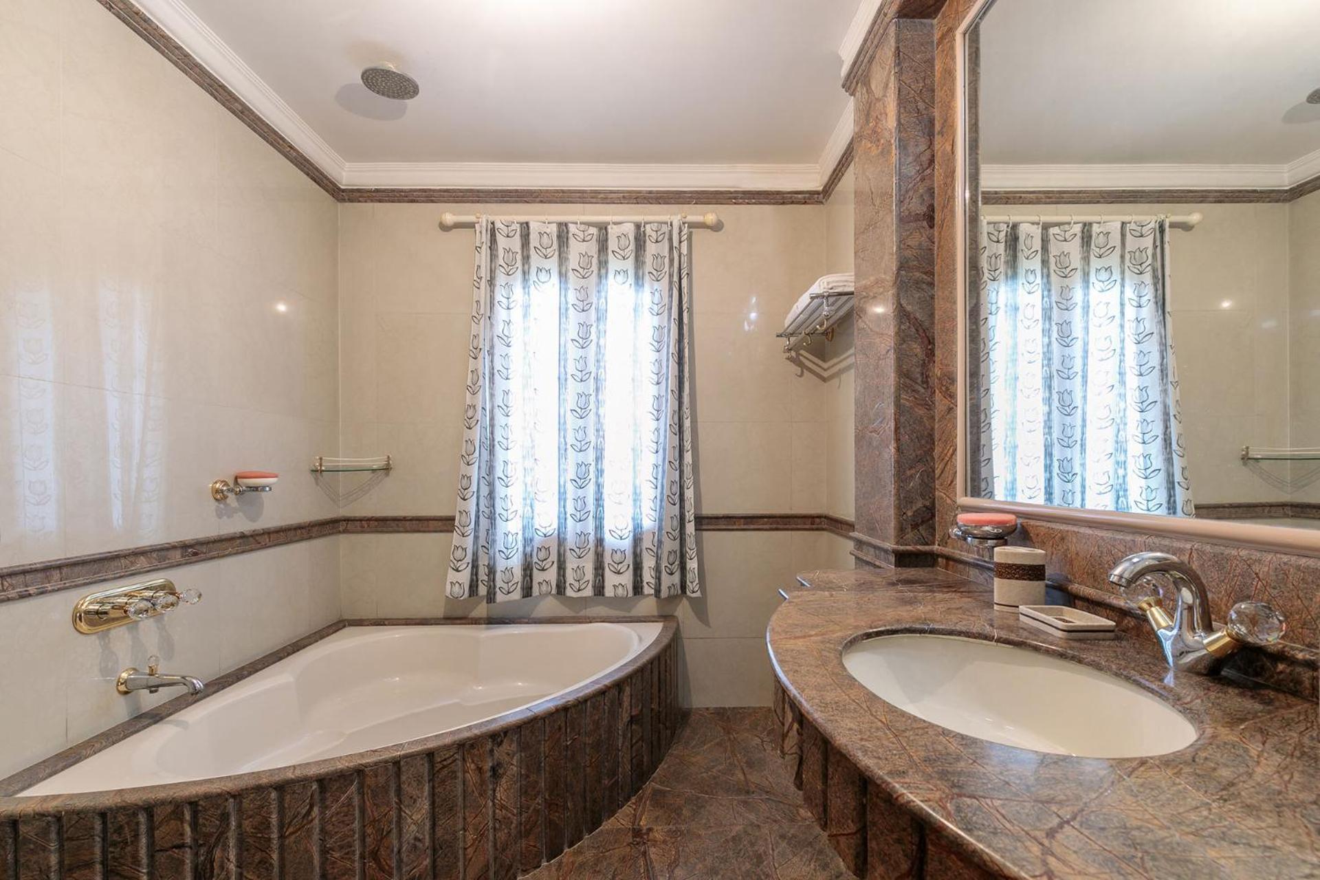 Stayvista's Krishnalaya Mansion: Luxurious Retreat With Indoor Pool & Leisure Amenities * Jaipur