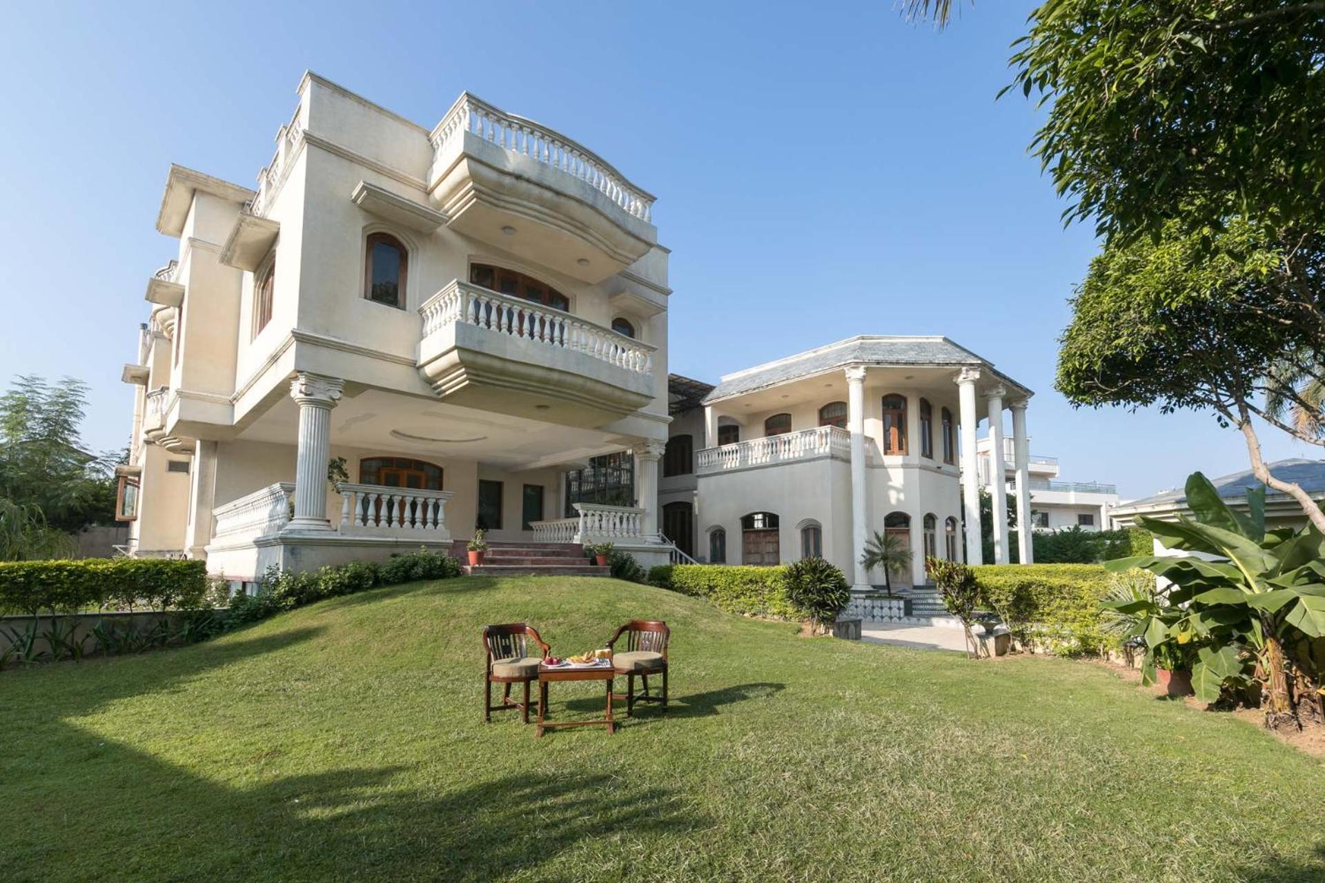 Stayvista's Krishnalaya Mansion: Luxurious Retreat With Indoor Pool & Leisure Amenities Villa *