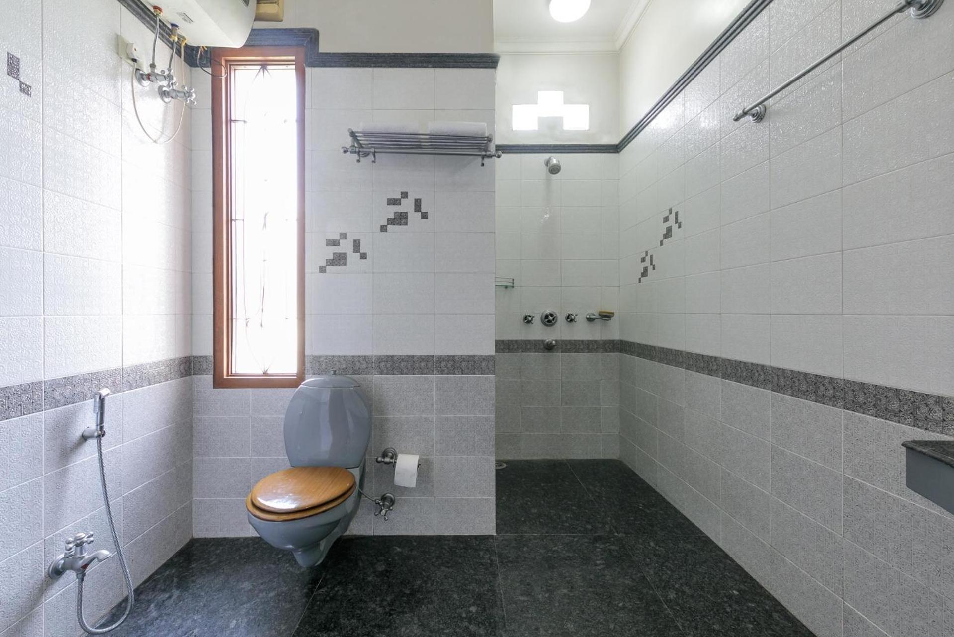 Stayvista's Krishnalaya Mansion: Luxurious Retreat With Indoor Pool & Leisure Amenities *