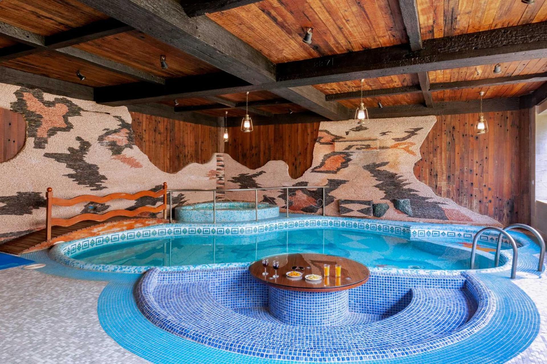 Stayvista's Krishnalaya Mansion: Luxurious Retreat With Indoor Pool & Leisure Amenities *