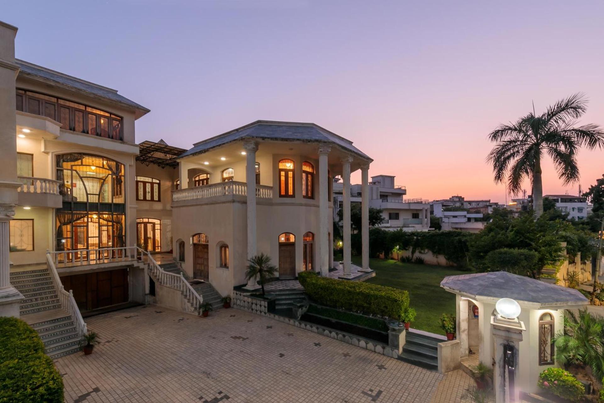 Stayvista's Krishnalaya Mansion: Luxurious Retreat With Indoor Pool & Leisure Amenities * Jaipur