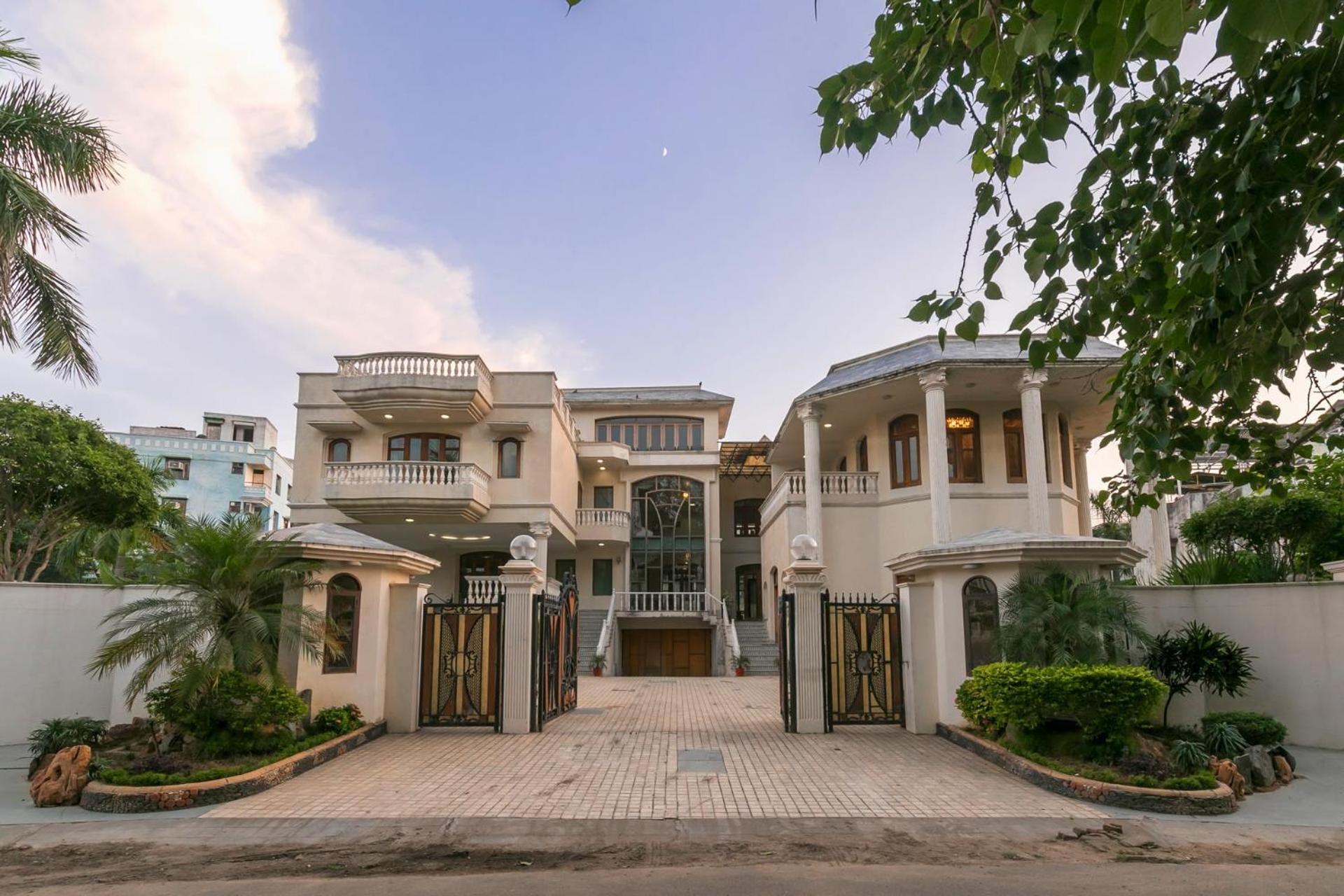 Villa Stayvista's Krishnalaya Mansion: Luxurious Retreat With Indoor Pool & Leisure Amenities *