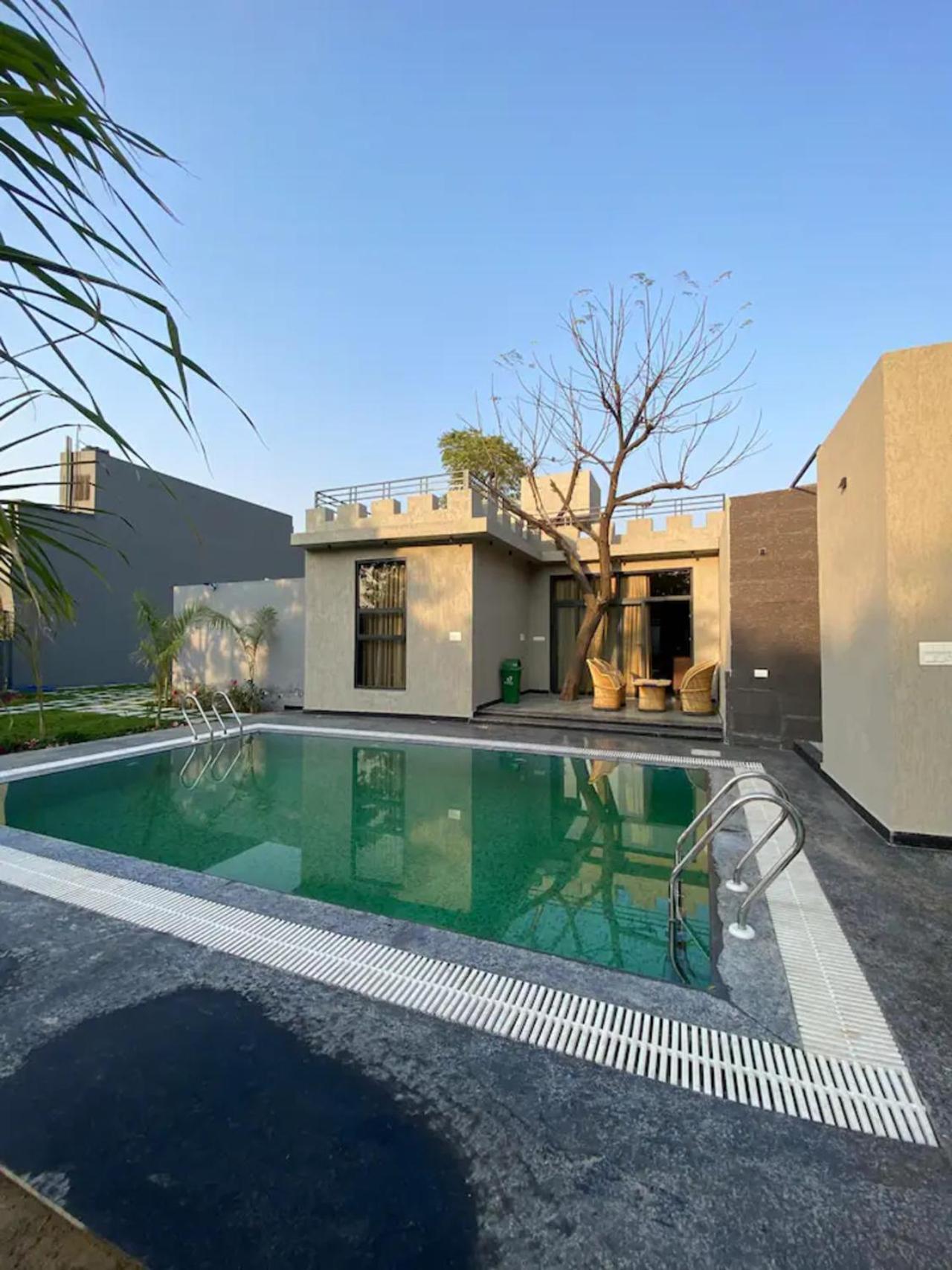 1983 Garden With Pool * Jaipur