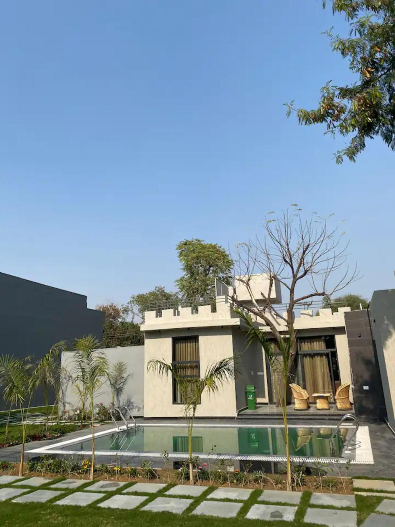 1983 Garden With Pool *