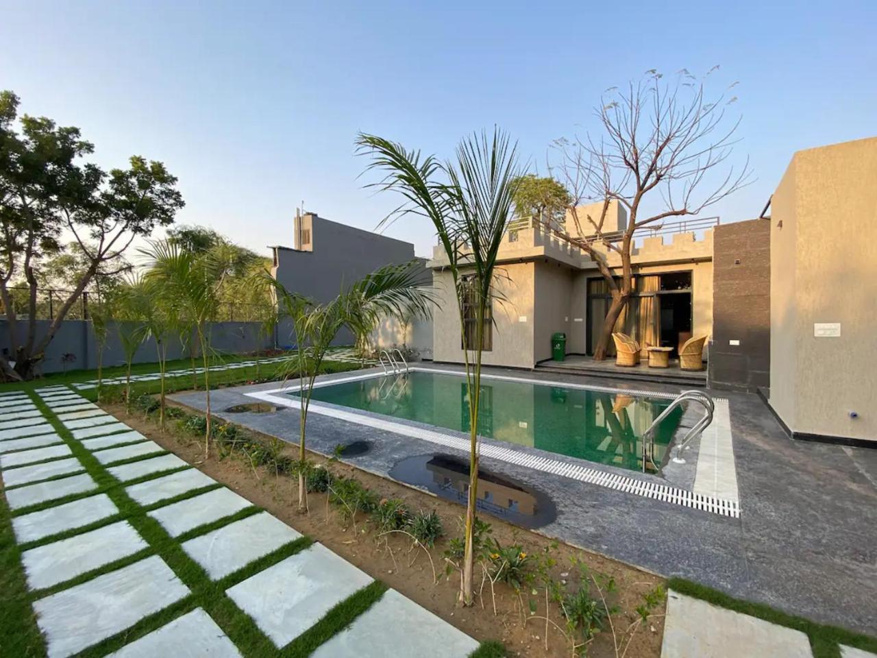 1983 Garden With Pool Villa *