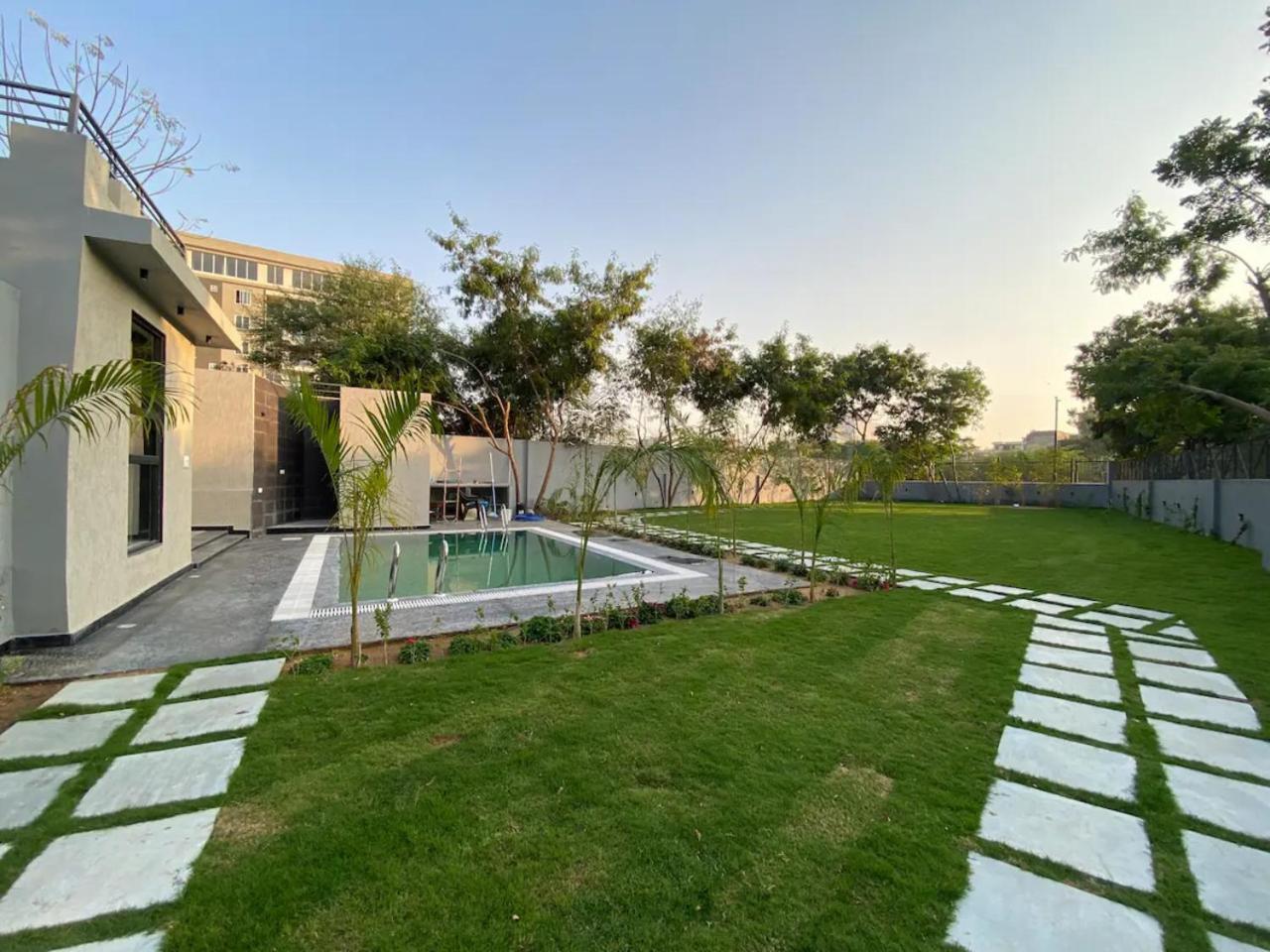 1983 Garden With Pool
