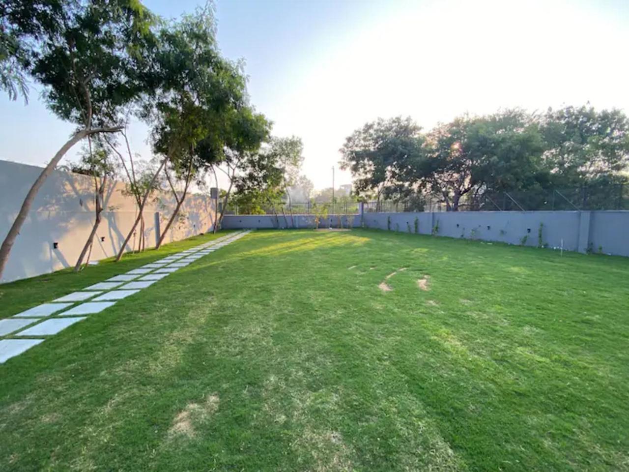 1983 Garden With Pool *