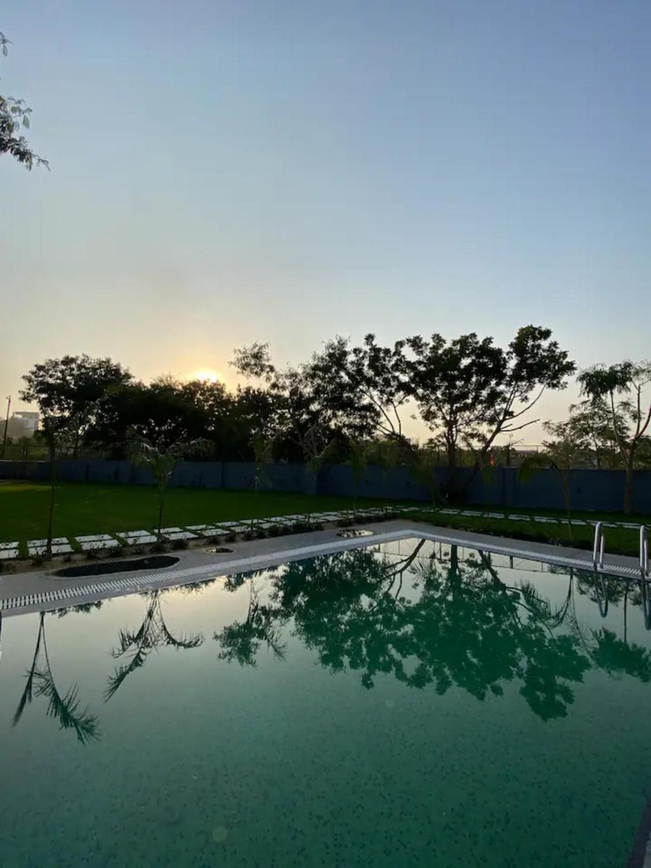 1983 Garden With Pool *