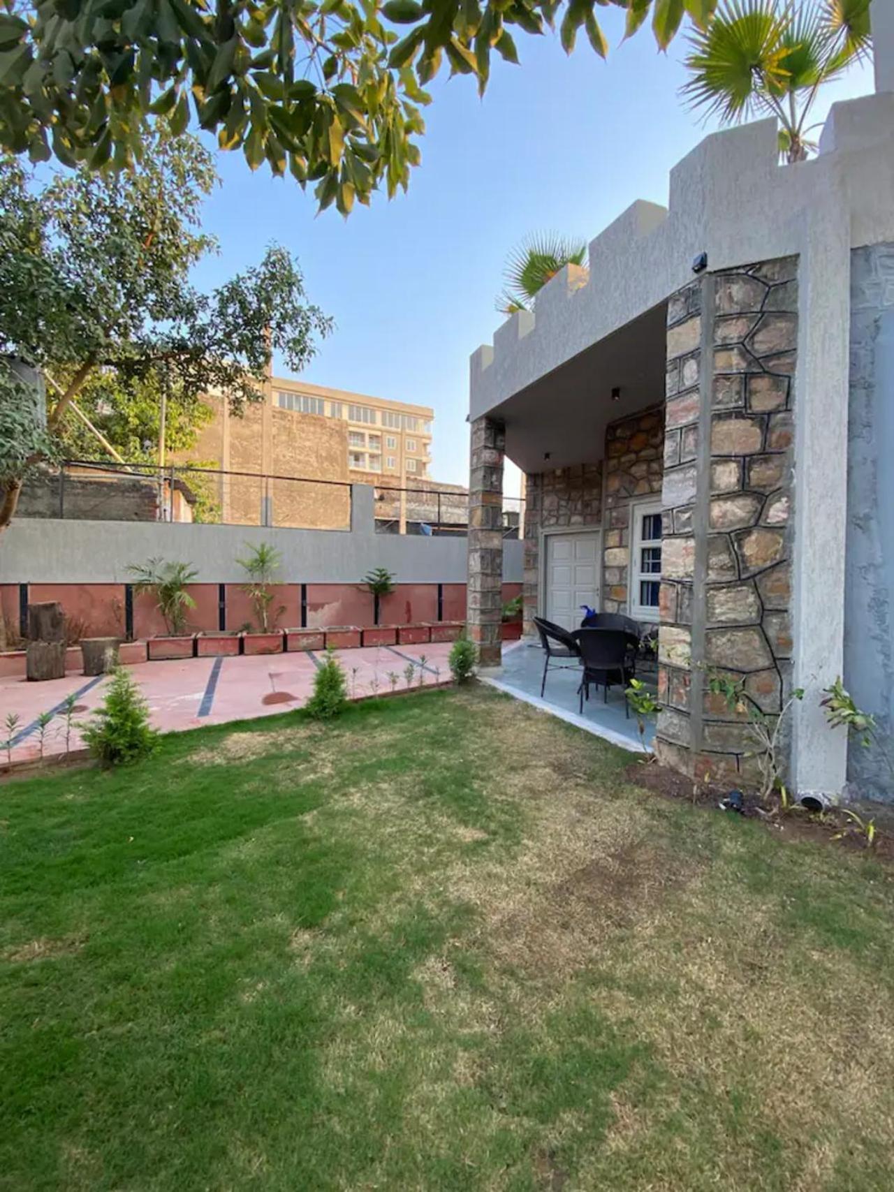 1983 Garden With Pool Villa