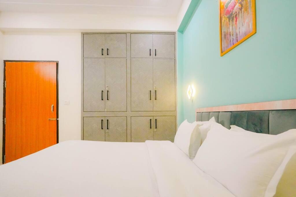 Sky Port Bhk Netflix Prime Wi-fi Rooftop Apartment *