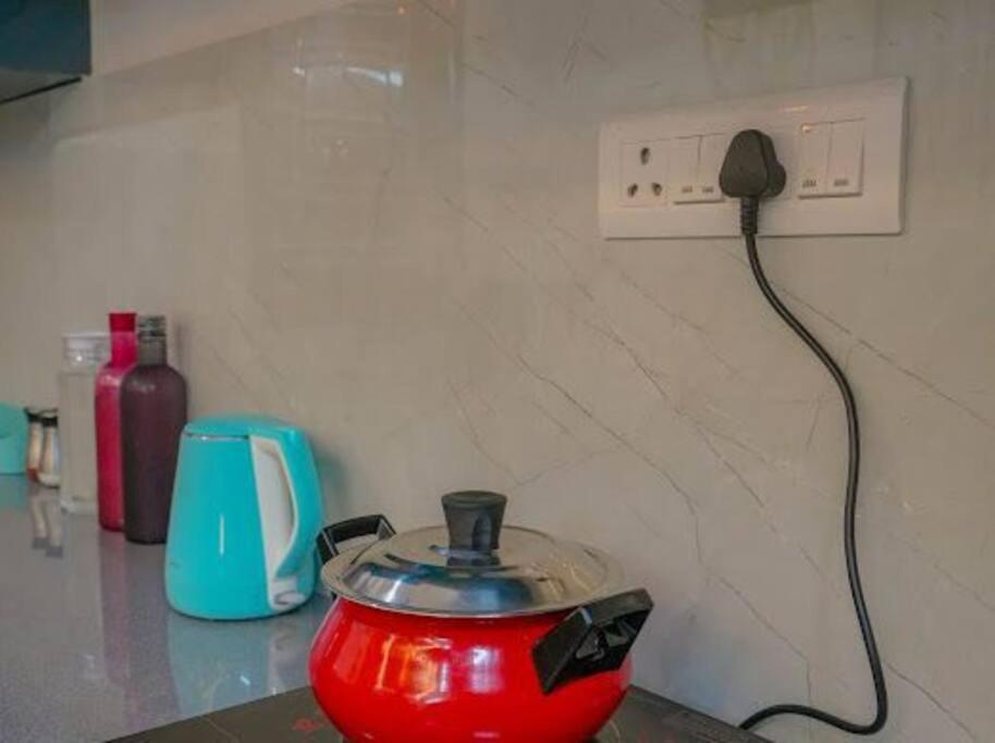 Sky Port Bhk Netflix Prime Wi-fi Rooftop
