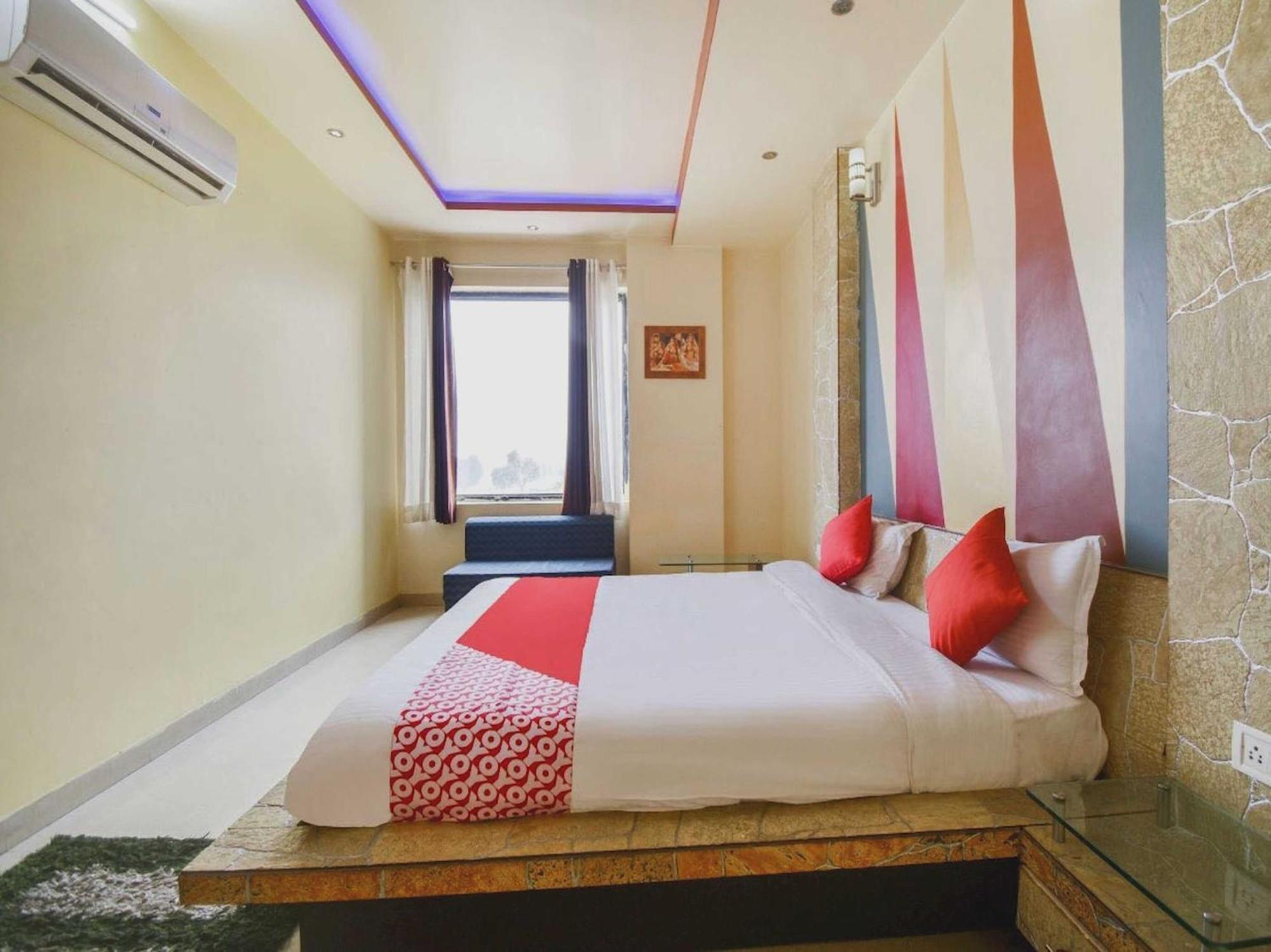 Collection O R Hotel