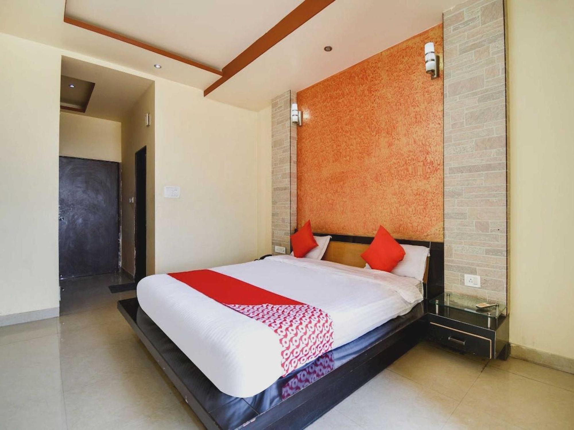 Collection O R Hotel