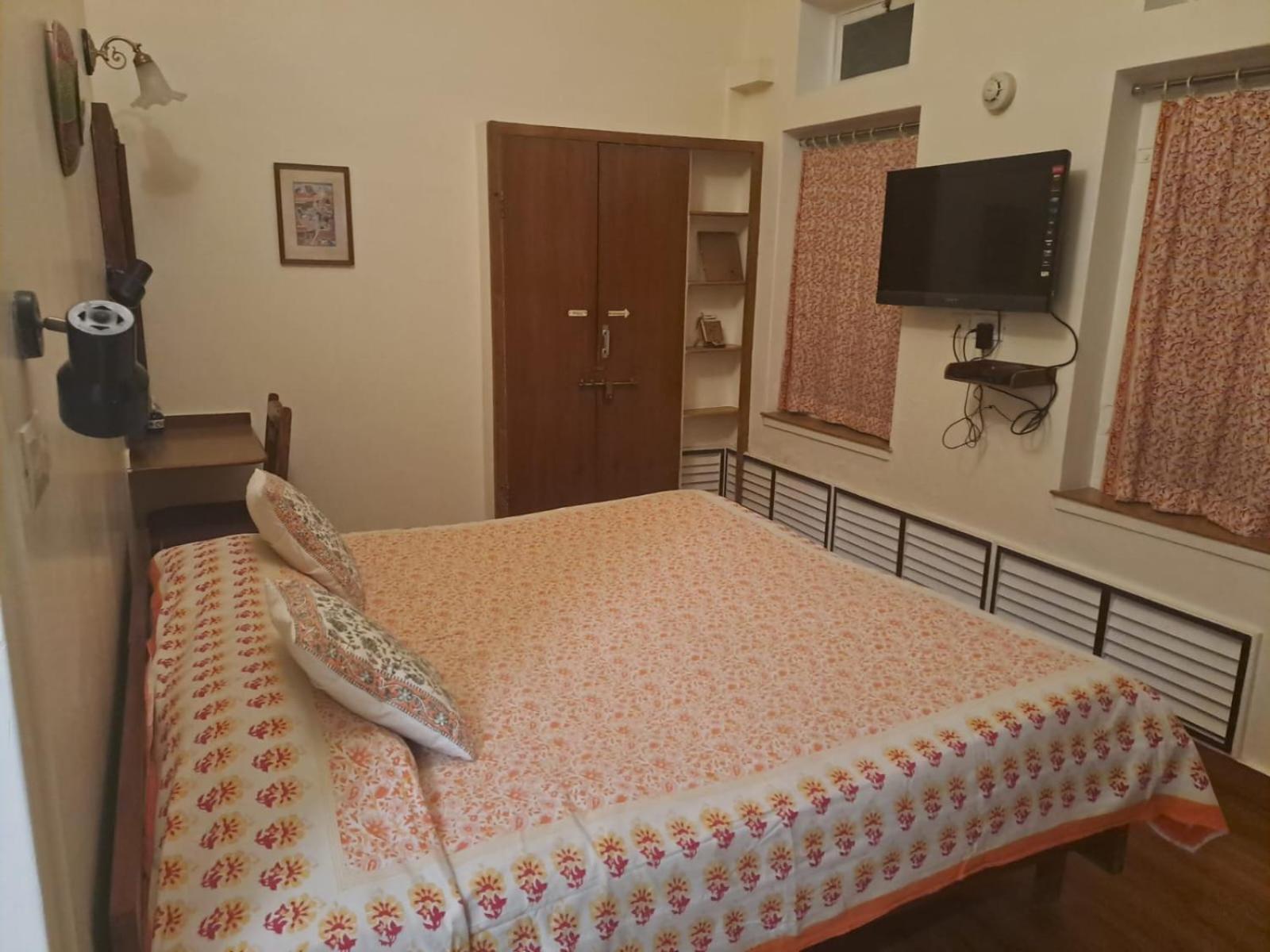 Hotel Arya Niwas