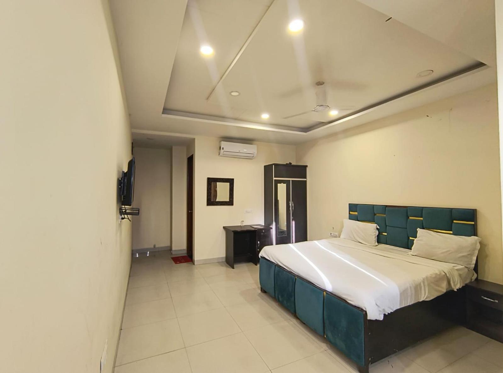 Shiv Rachna Hotel 3*