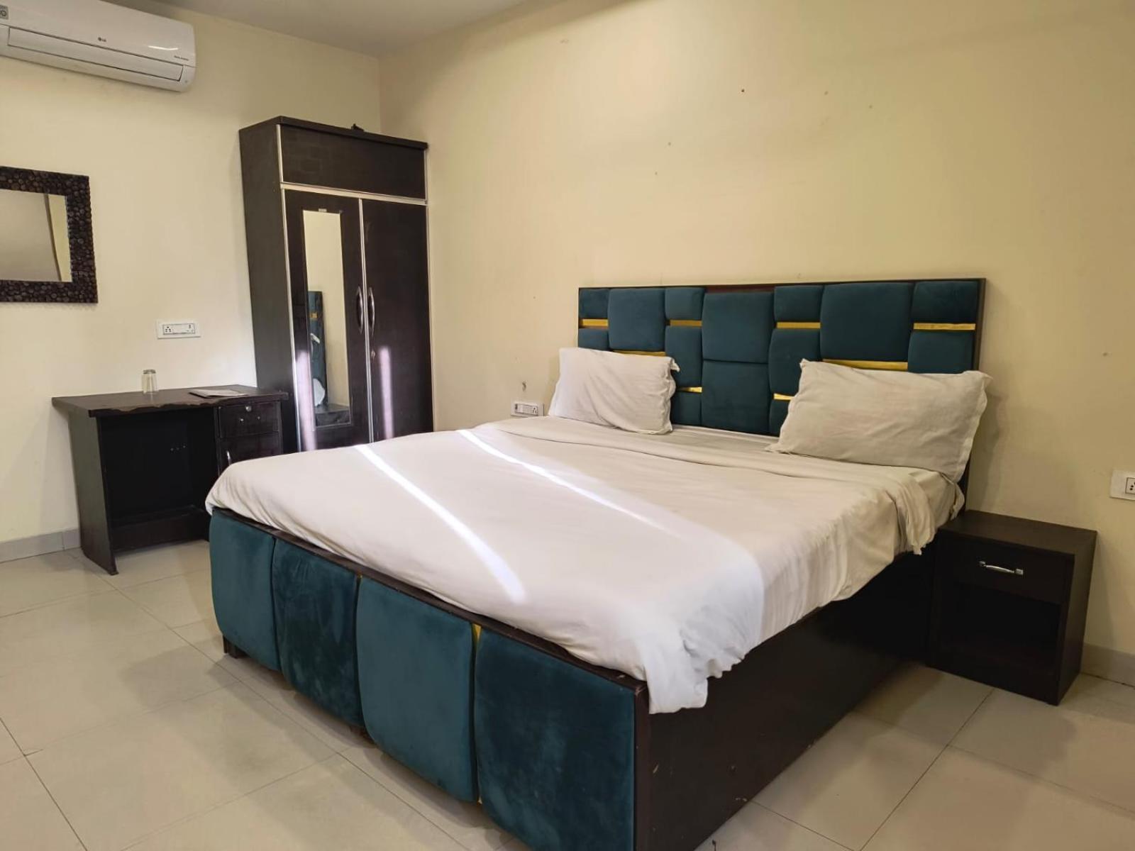 Shiv Rachna Hotel 3*