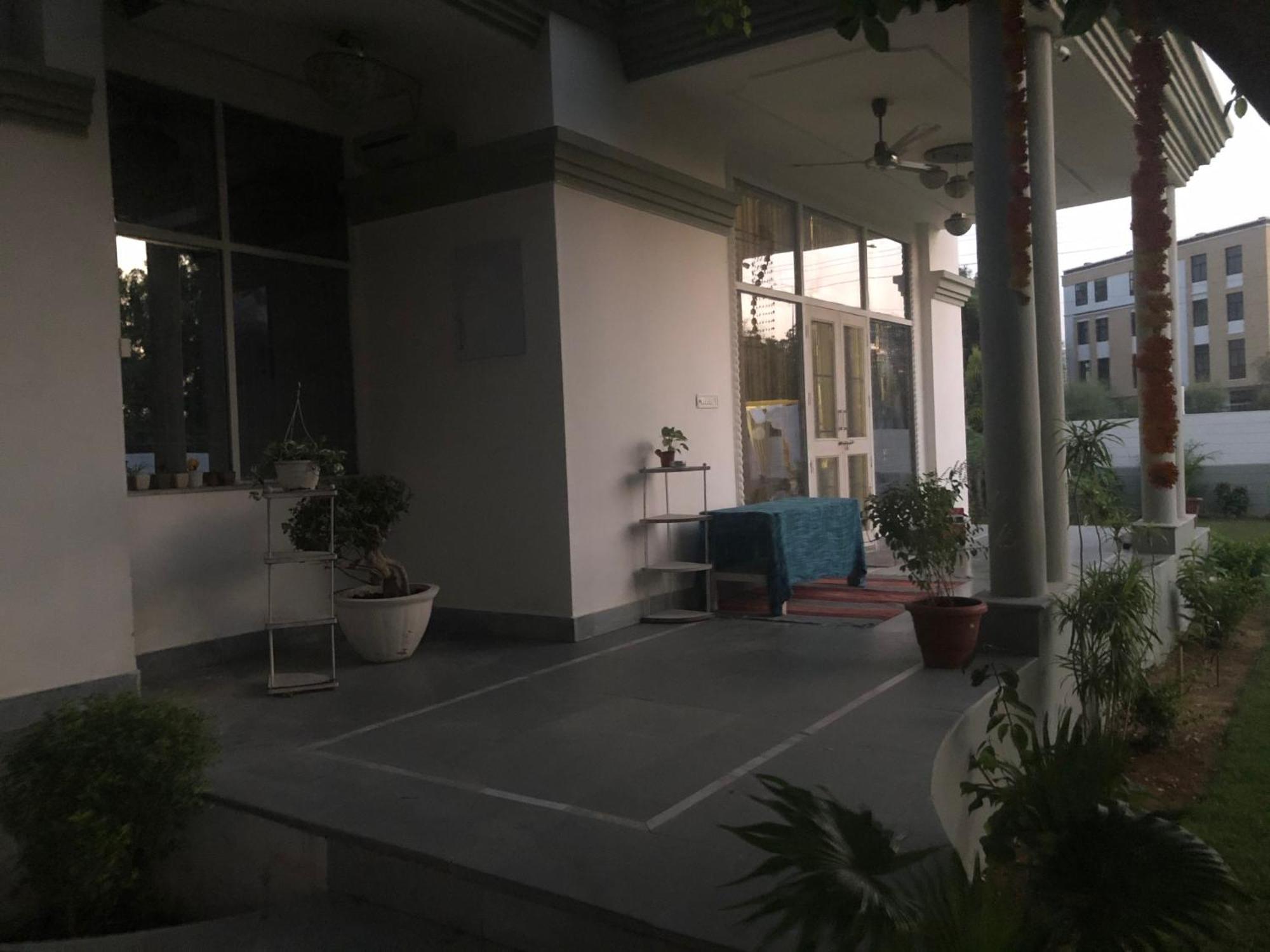 Lush Retreat Private Pool & Garden Villa, Guest house *