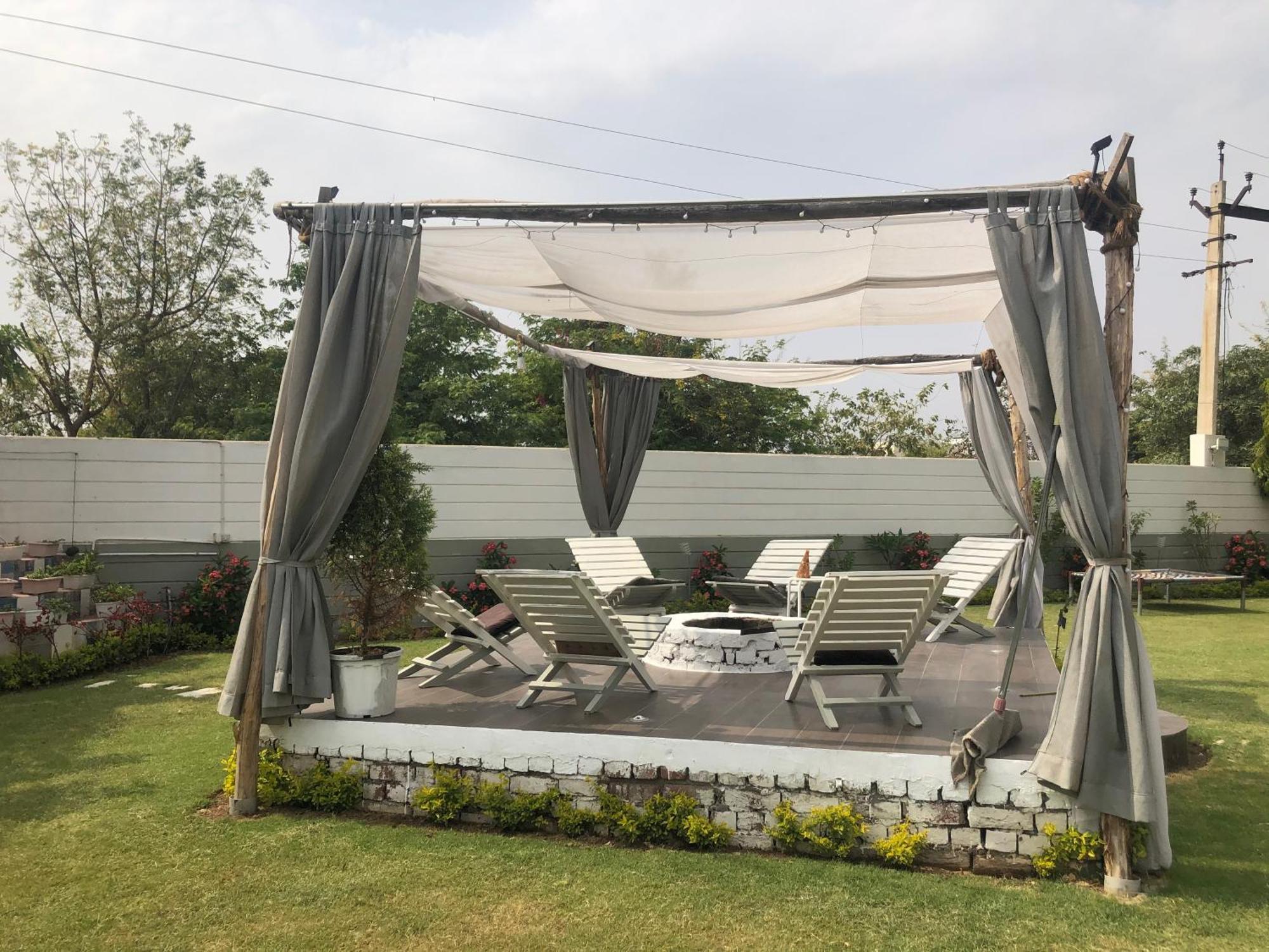 Guest house Lush Retreat Private Pool & Garden Villa, *
