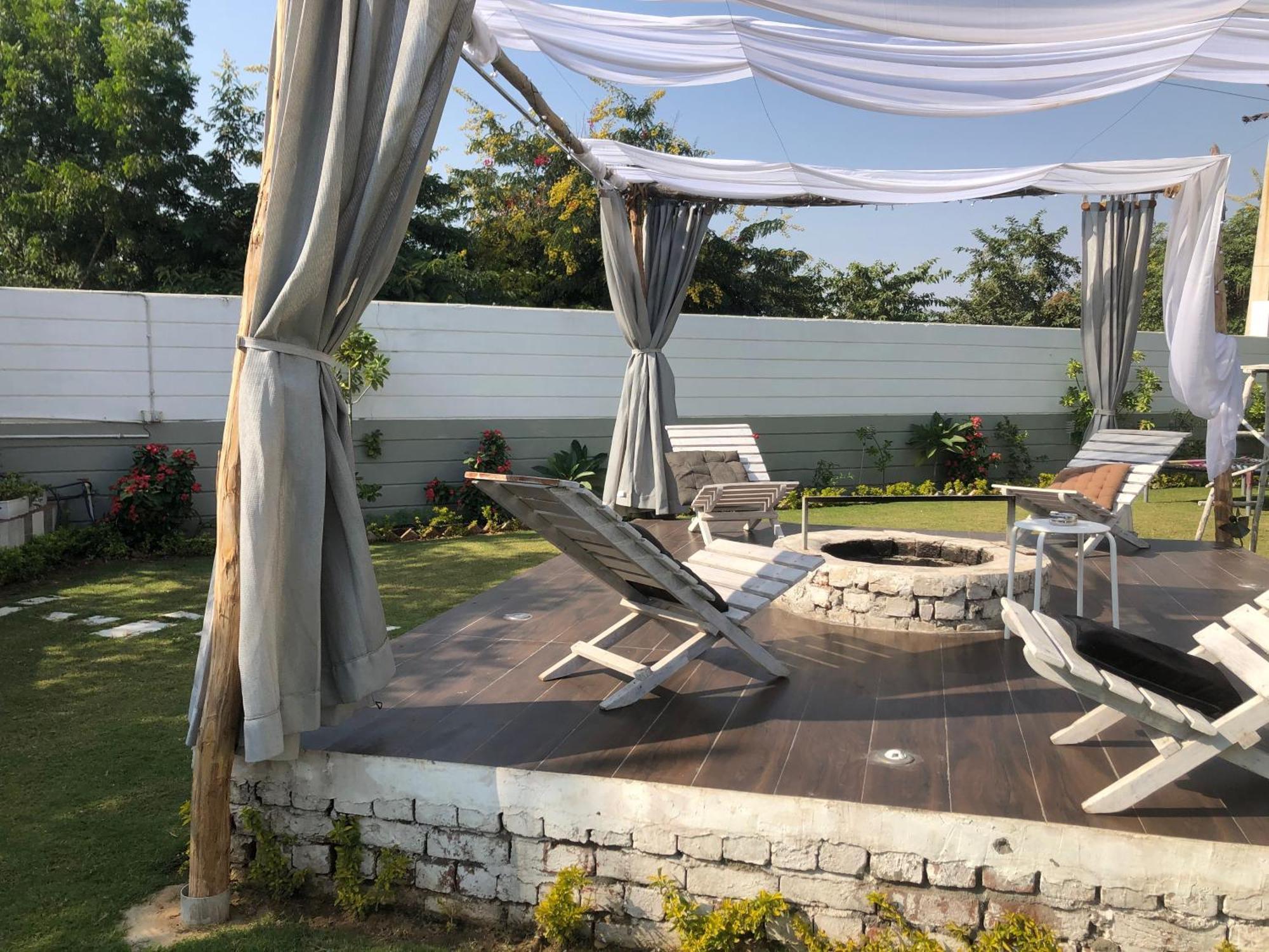 Lush Retreat Private Pool & Garden Villa, Guest house