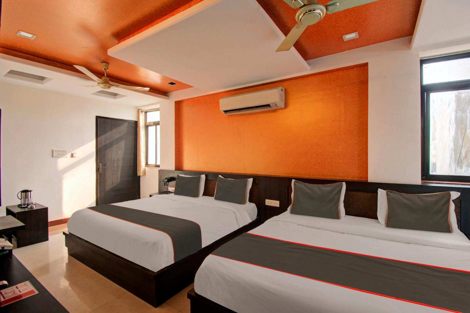 Collection O Sanjay Palace 3*