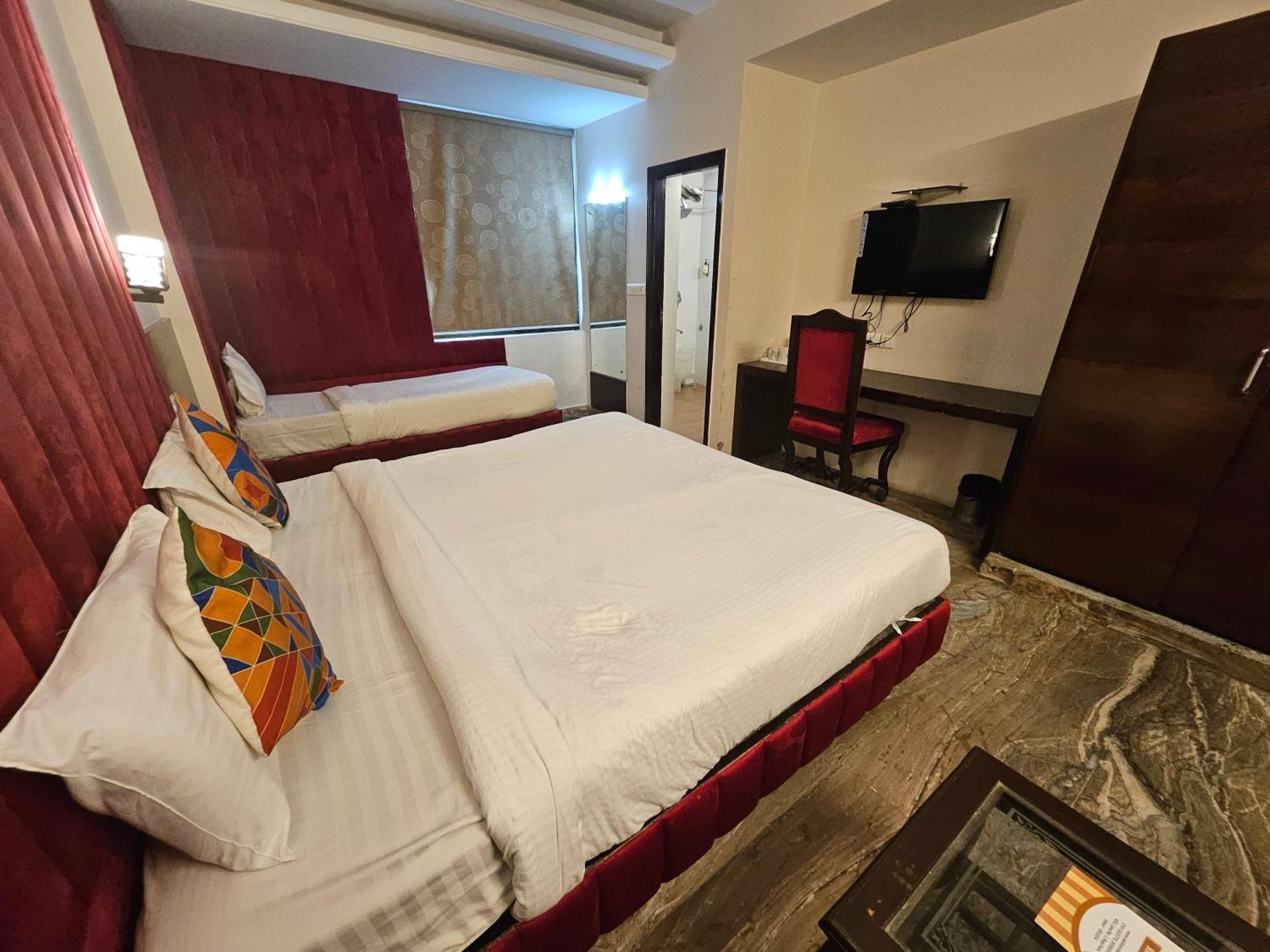 Hotel Sahibs Corporate - Family & Corporate 3*