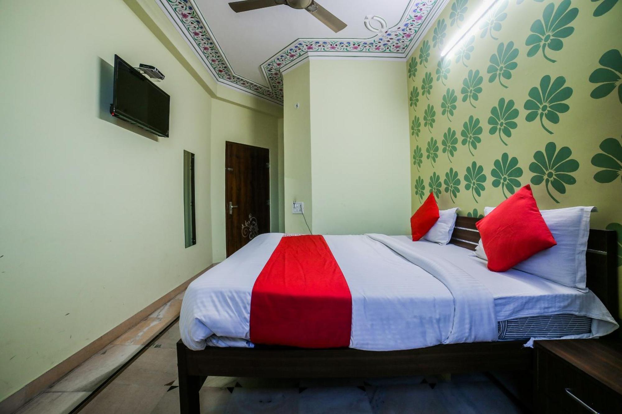 Collection O 36316 Hotel White Palace Hotel 3*
