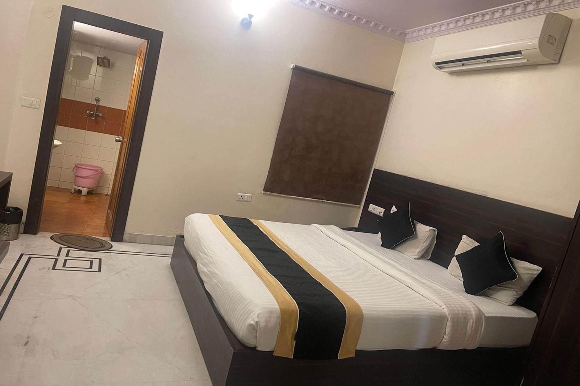 Hotel Rang Mahal Near International Airport 3*