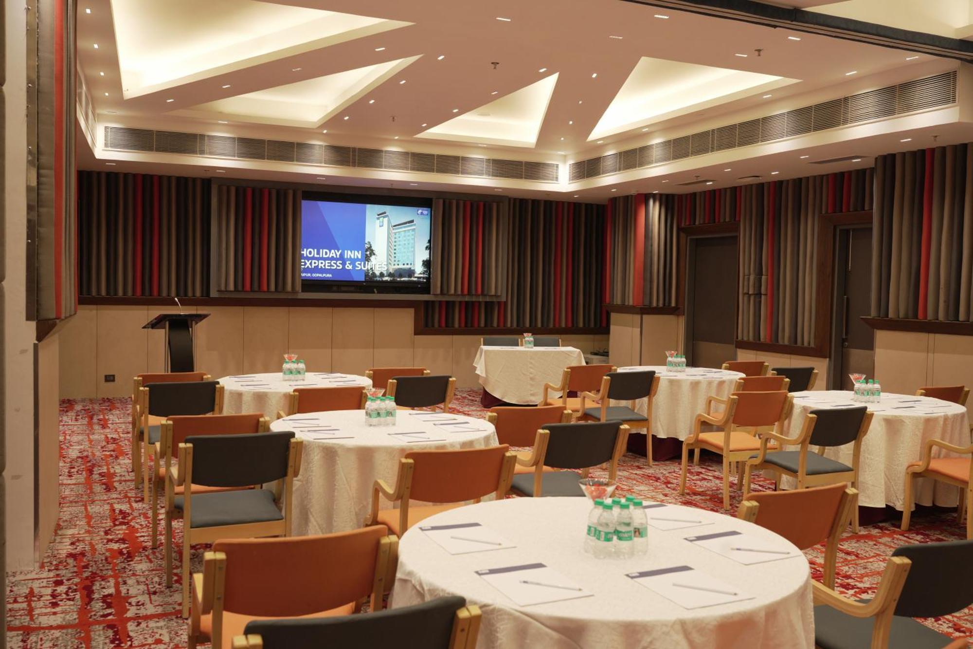 Hotel Express & Gopalpura 4*