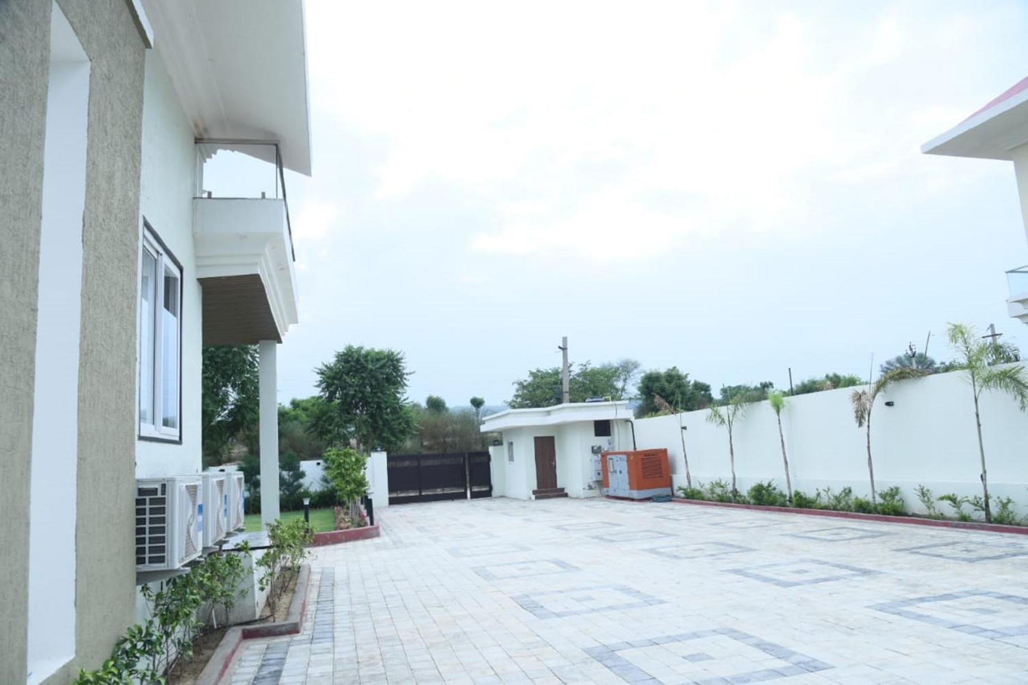 Raj Farms Luxury And Private Pool Near Kukus Villa *