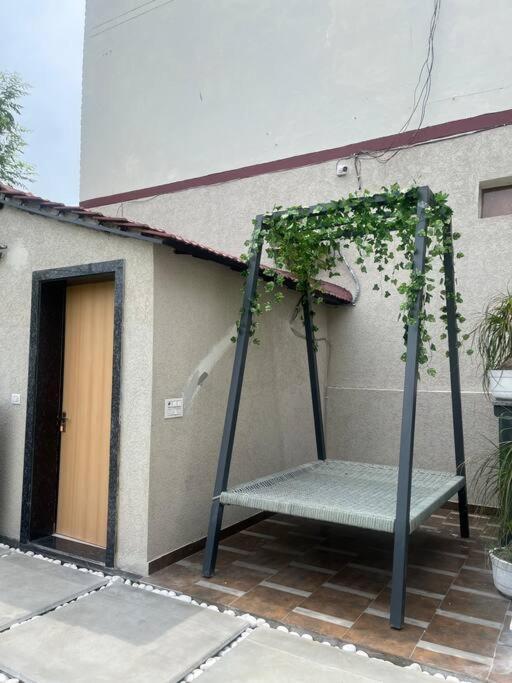 Saiba Outhouse- 4 Bed Room- Pool- Theatre- Partyhall- Garden & Terrace Sitting Area