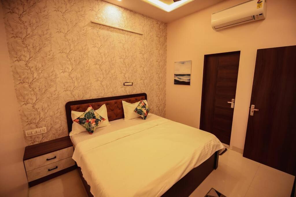 Saiba Outhouse- 4 Bed Room- Pool- Theatre- Partyhall- Garden & Terrace Sitting Area Holiday home *