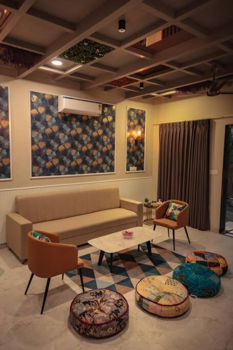 Saiba Outhouse- 4 Bed Room- Pool- Theatre- Partyhall- Garden & Terrace Sitting Area * Jaipur