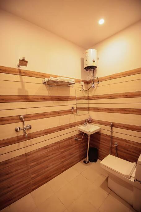 Saiba Outhouse- 4 Bed Room- Pool- Theatre- Partyhall- Garden & Terrace Sitting Area